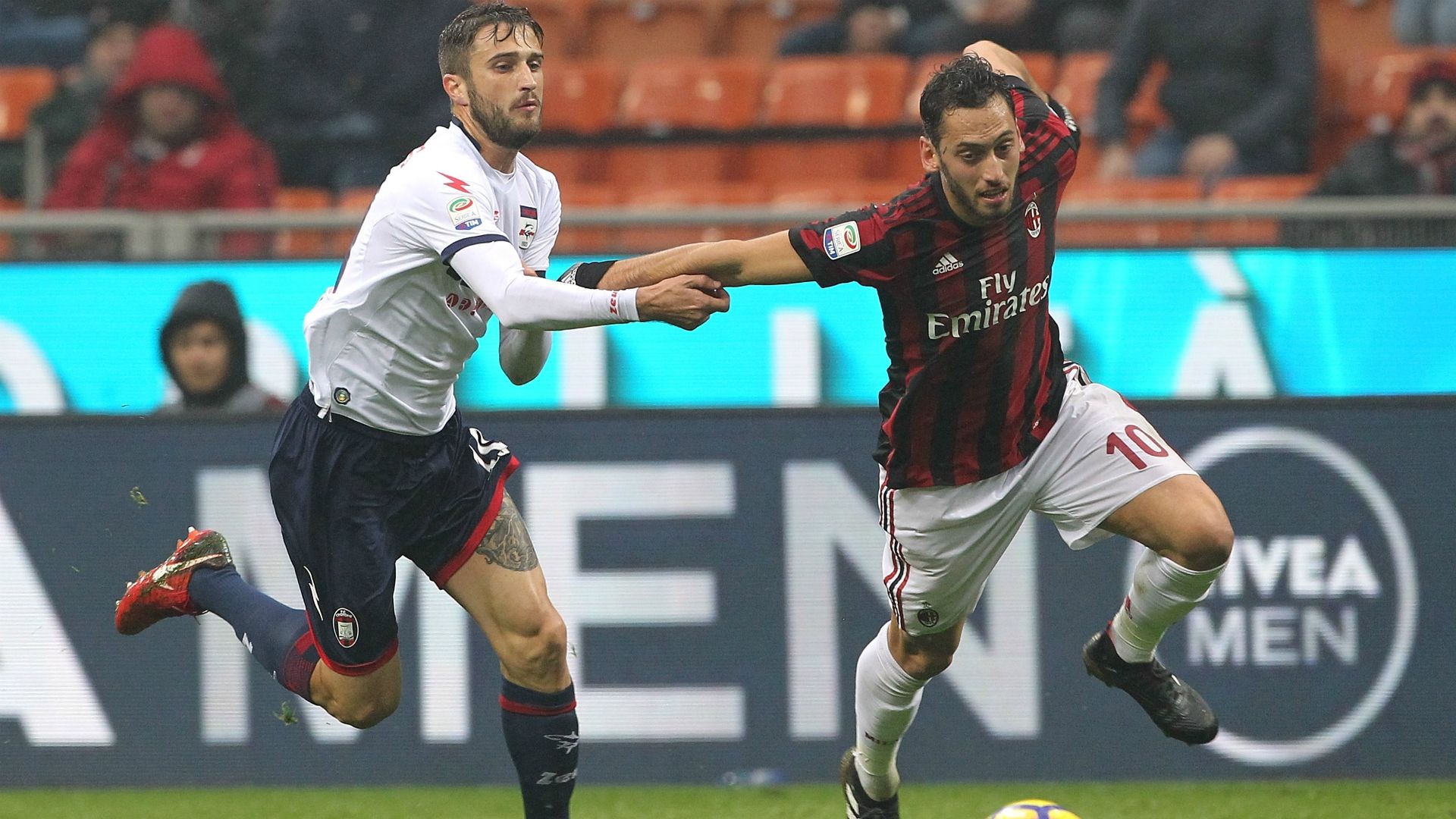 Hakan Calhanoglu Milan Crotone Serie A