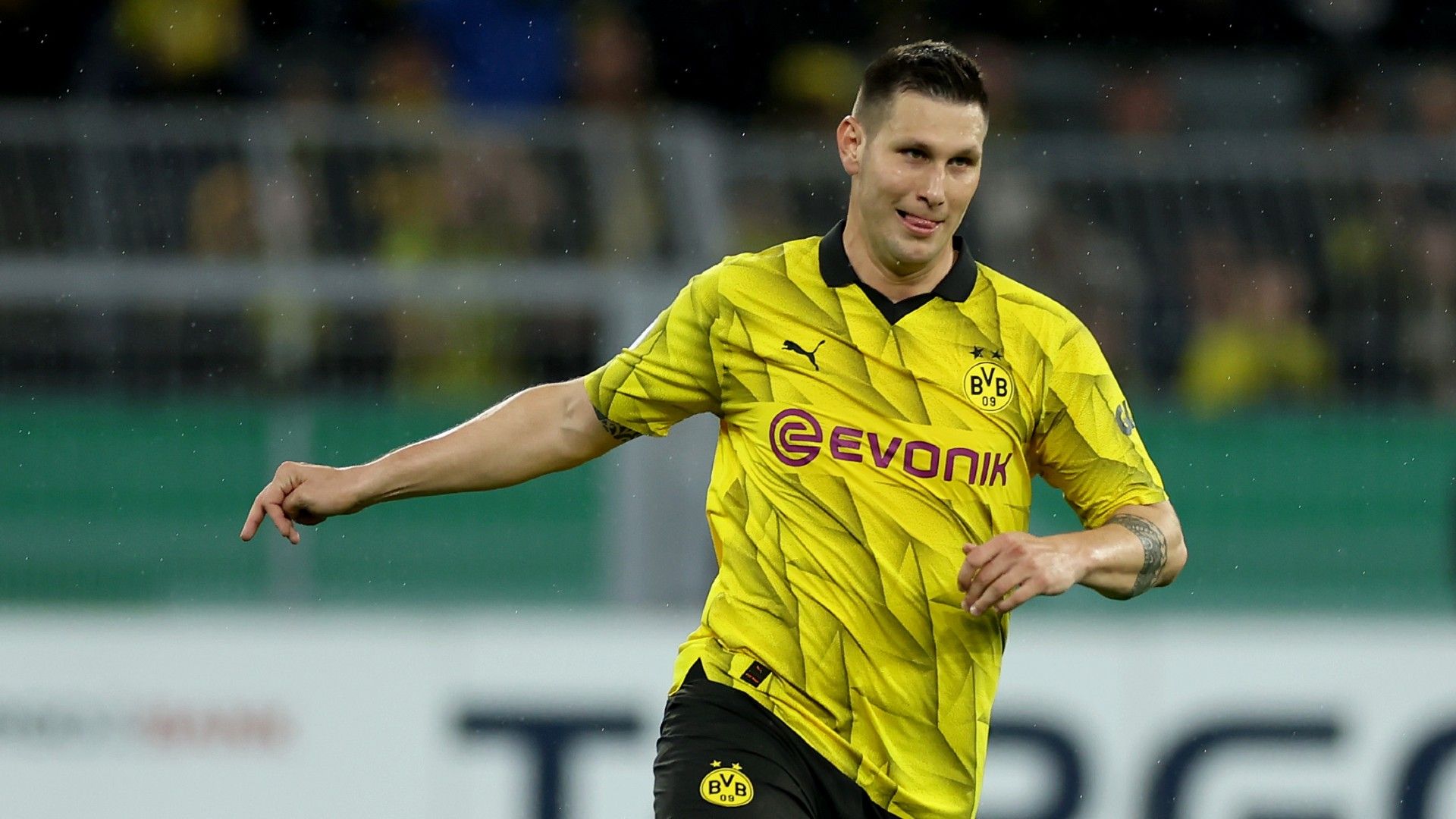 Niklas Suele of Borussia Dortmund runs with the ball 