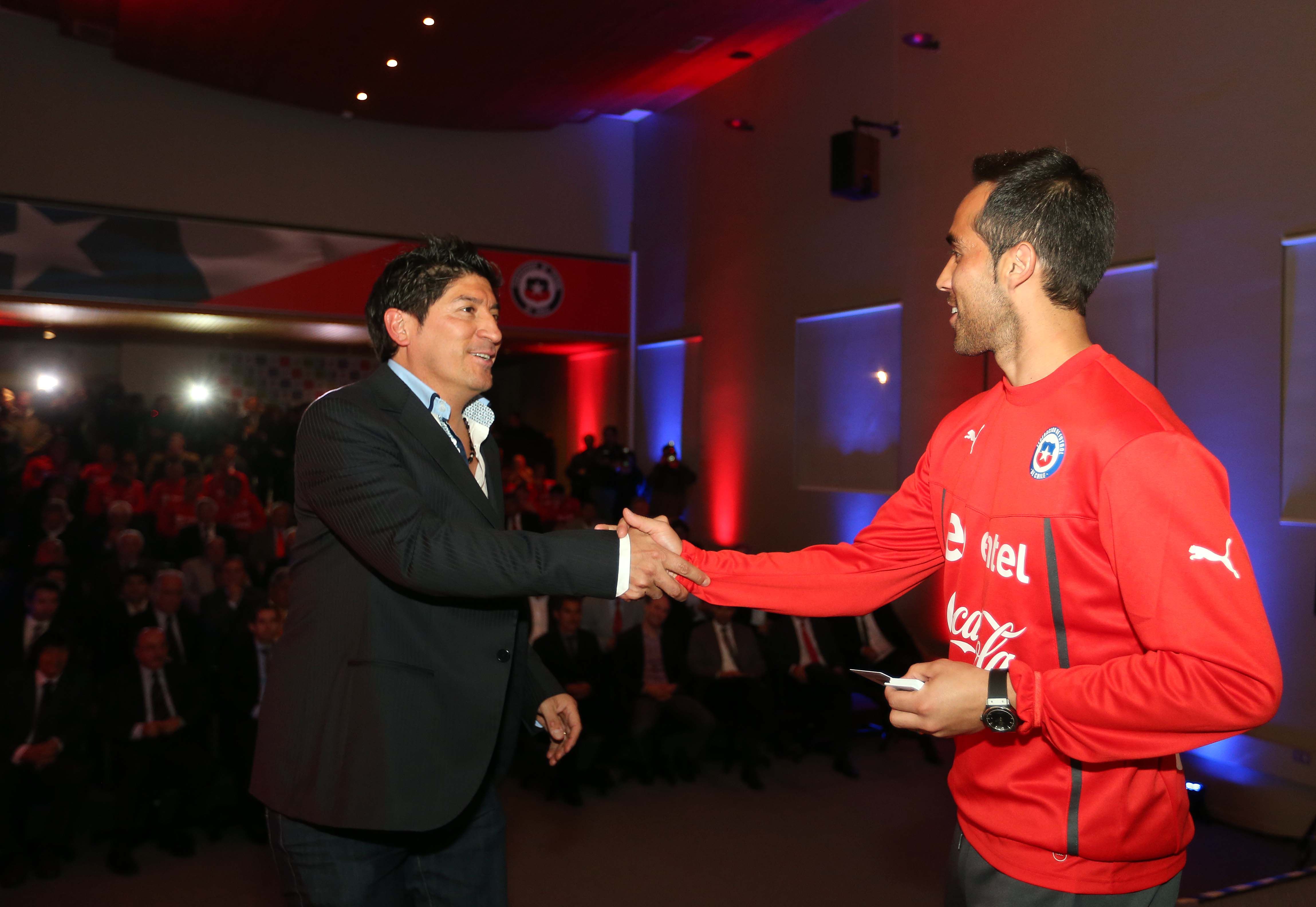Iván Zamorano y Claudio Bravo.