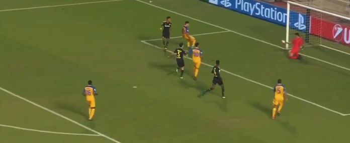 Raúl Gudiño atajada APOEL