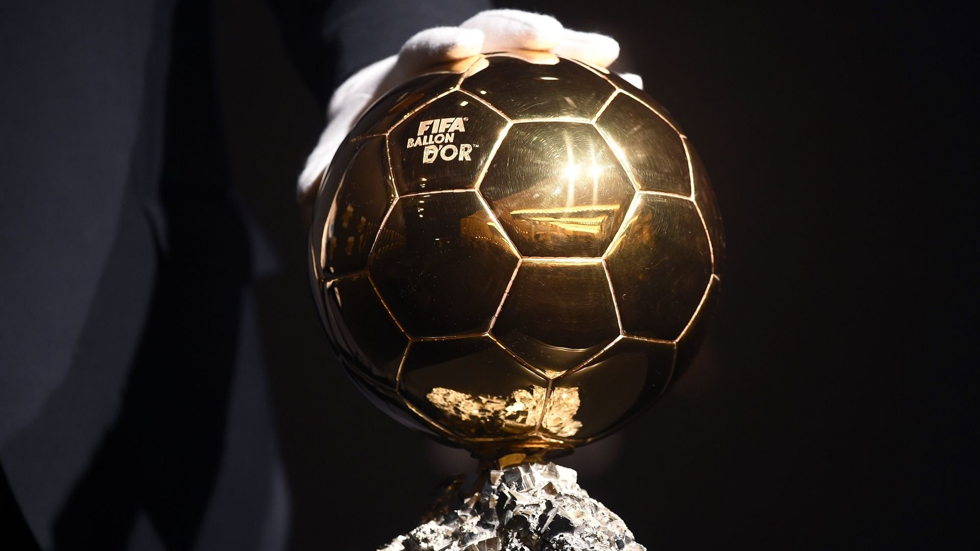 2015_FIFA_Trophy