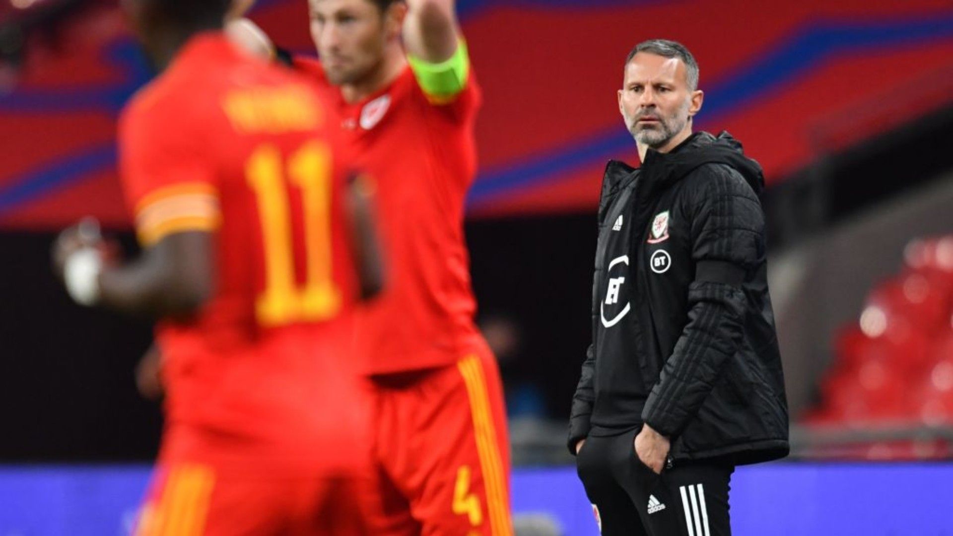 Giggs dirige a gales en un partido