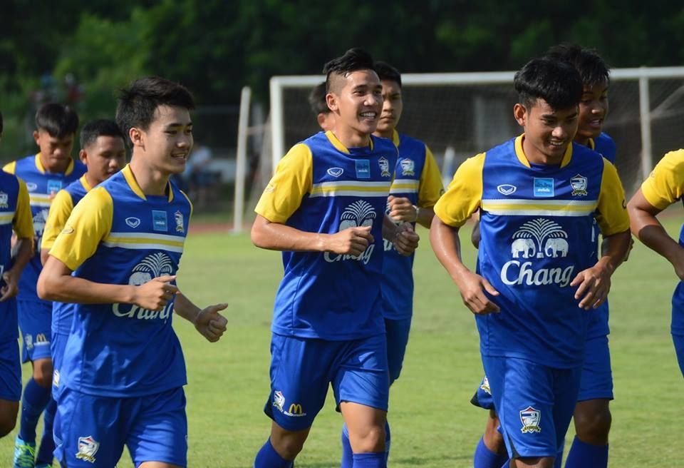 IN PICTURES : ช้างศึกU19ซ้อมเช้าที่ ม.ลาว