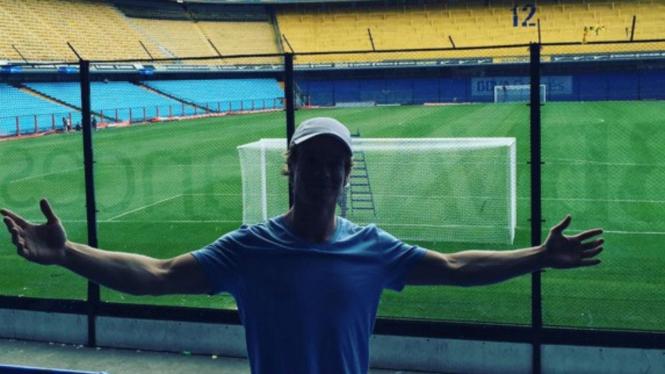 Alfie Allen, Theon Greyjoy de Game of Thrones en La BomboneraAlfie Allen, Theon Greyjoy de Game of Thrones en La Bombonera