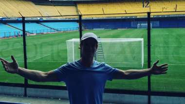 Alfie Allen, Theon Greyjoy de Game of Thrones en La BomboneraAlfie Allen, Theon Greyjoy de Game of Thrones en La Bombonera