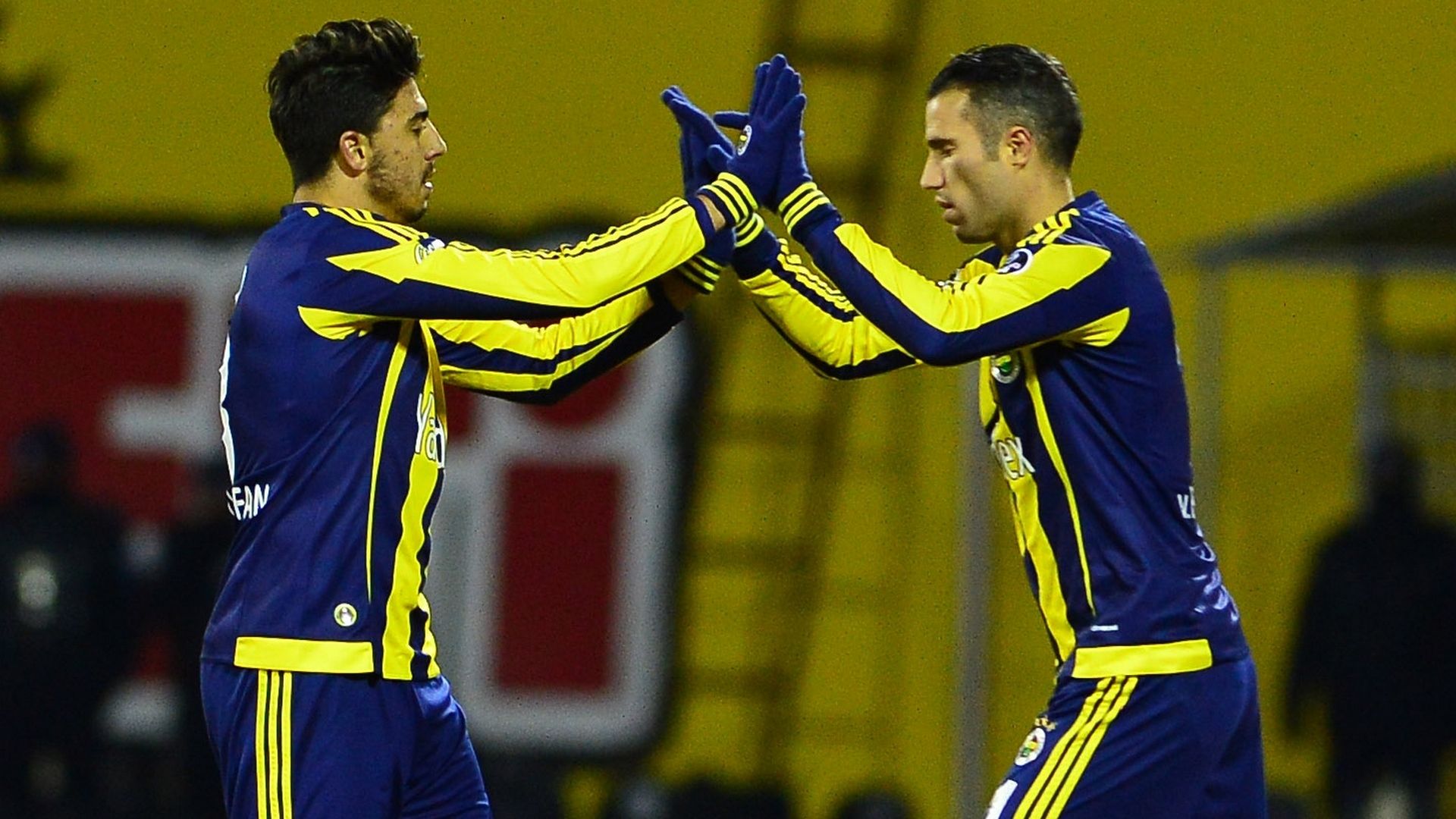 Ozan Tufan Robin van Persie Fenerbahce