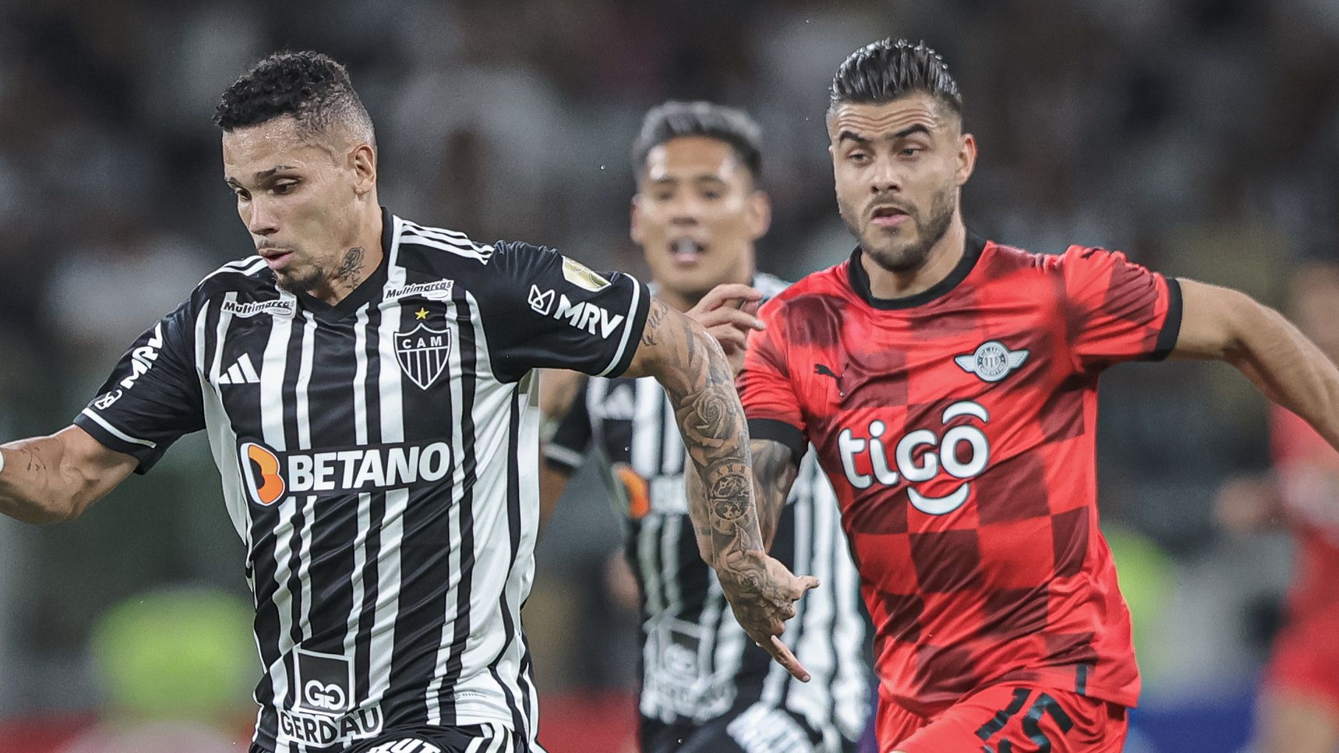 Paulinho, em ação pelo Atlético-MG contra o Libertad pela Libertadores 2023