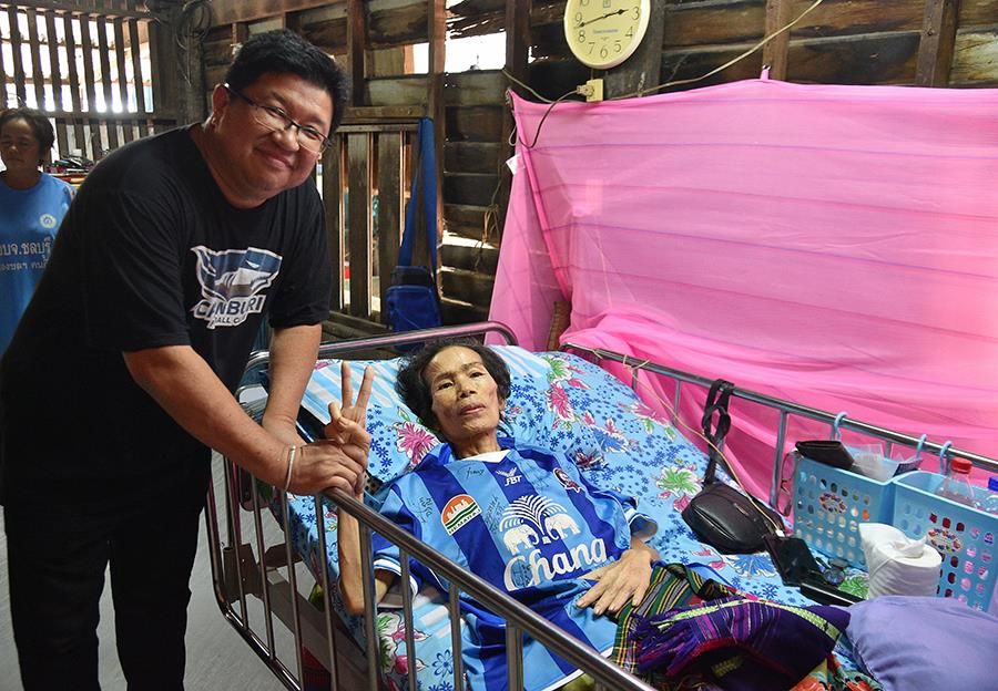 ชลบุรี เยี่ยมแฟนคลับป่วยเป็นมะเร็ง