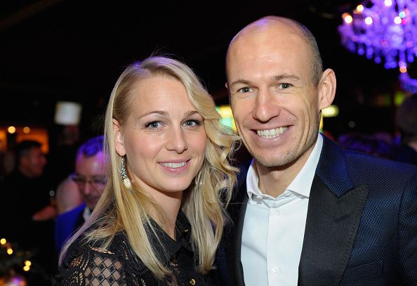 Arjen Robben y su esposa Bernadien. Vợ Robben dương tính với Covid-19. COVID-19. Manchester United. Kết thúc giải đấu. Hạ màn sớm Ngoại hạng Anh. Bao giờ bóng đá trở lại. Cựu sao của Chelsea, Real Madrid và Bayern Munich. Lịch thi đấu bóng đá. COVID-19 số nạn nhân. Bóng đá. Xem C1. MU. Man Utd. Ajax