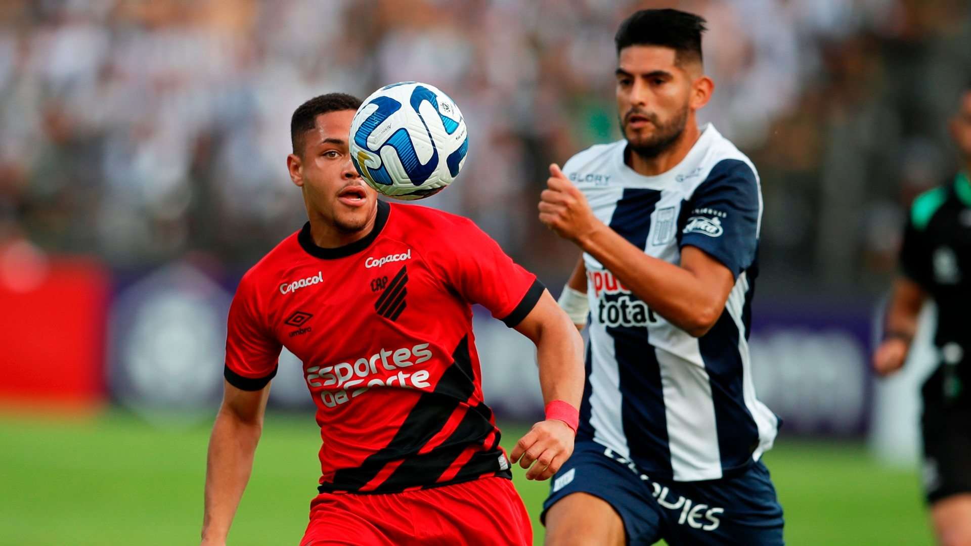 Vitor Roque e Carlos Zambrano em disputa durante Alianza Lima x Athletico-PR, pela Copa Libertadores 2023
