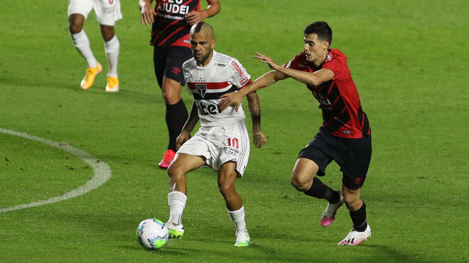 Dani Alves contra Athletico