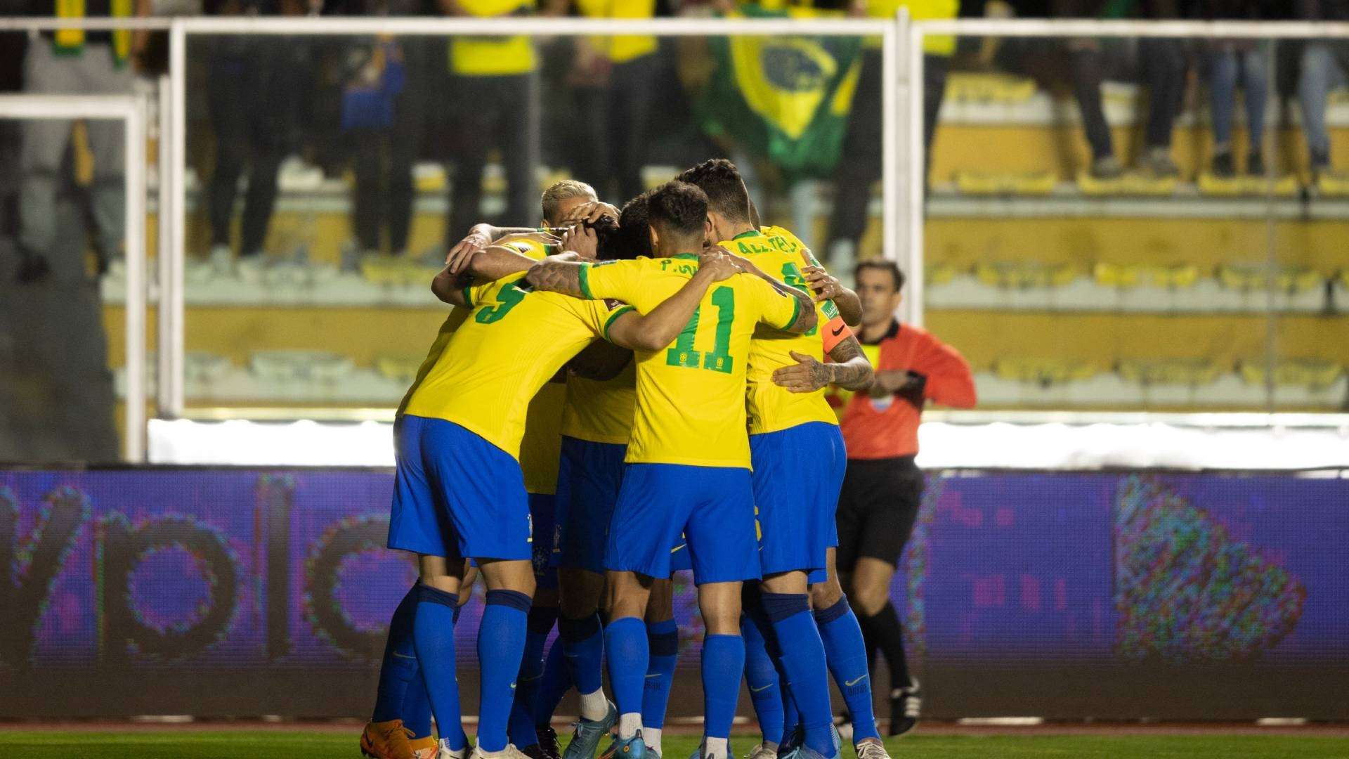 Jogadores do Brasil comemoram o primeiro gol contra a Bolívia