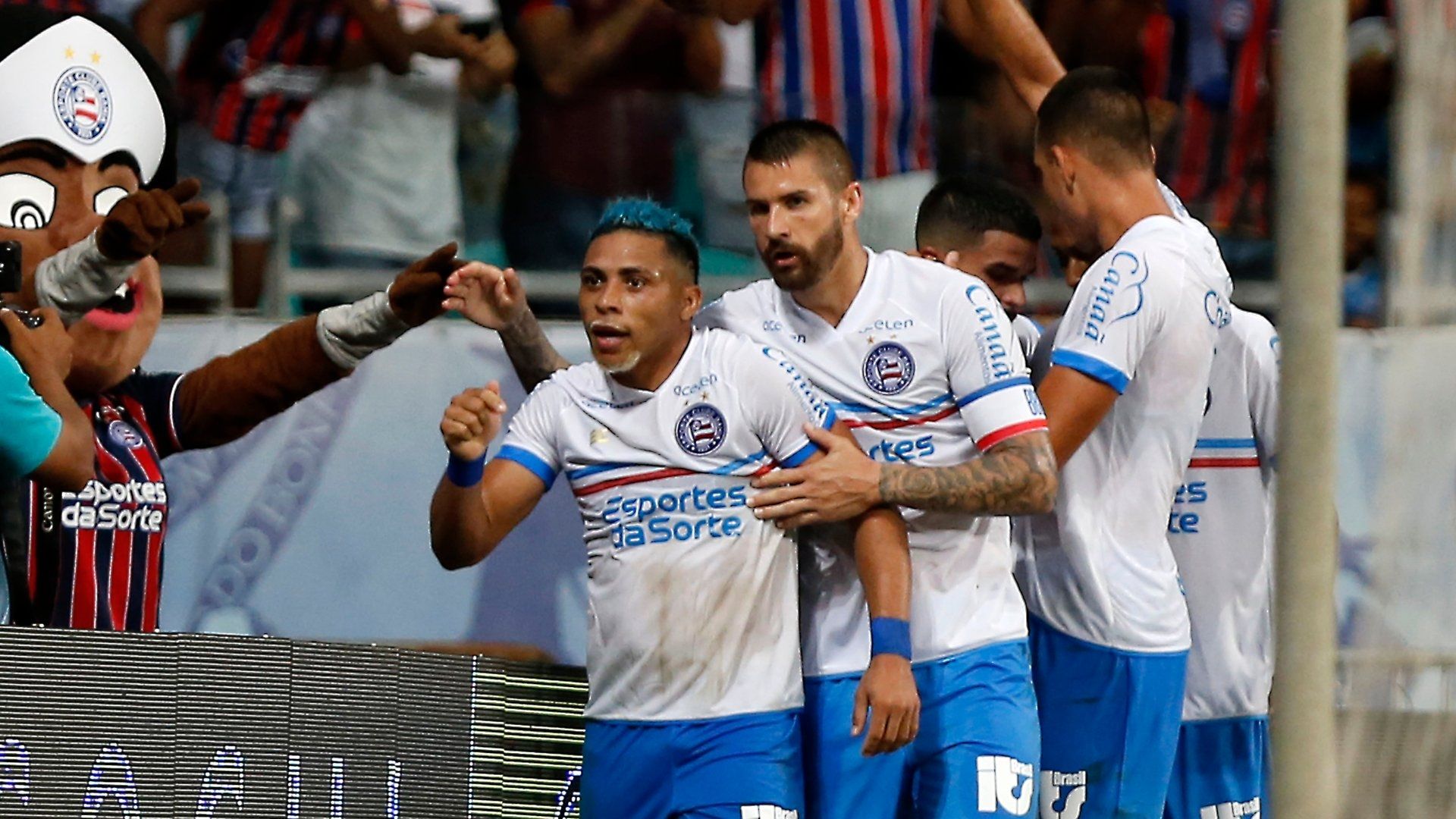 Com danilo fernandes e vitor jacar em campo elenco do bahia a
