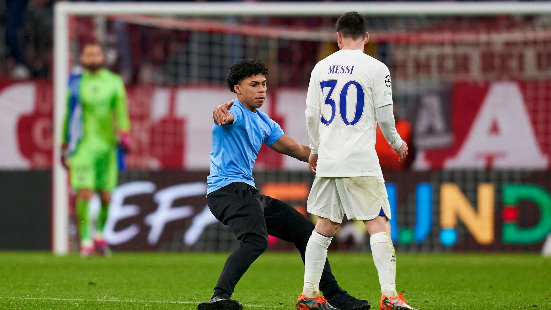Lionel Messi PSG pitch invader 2022-23