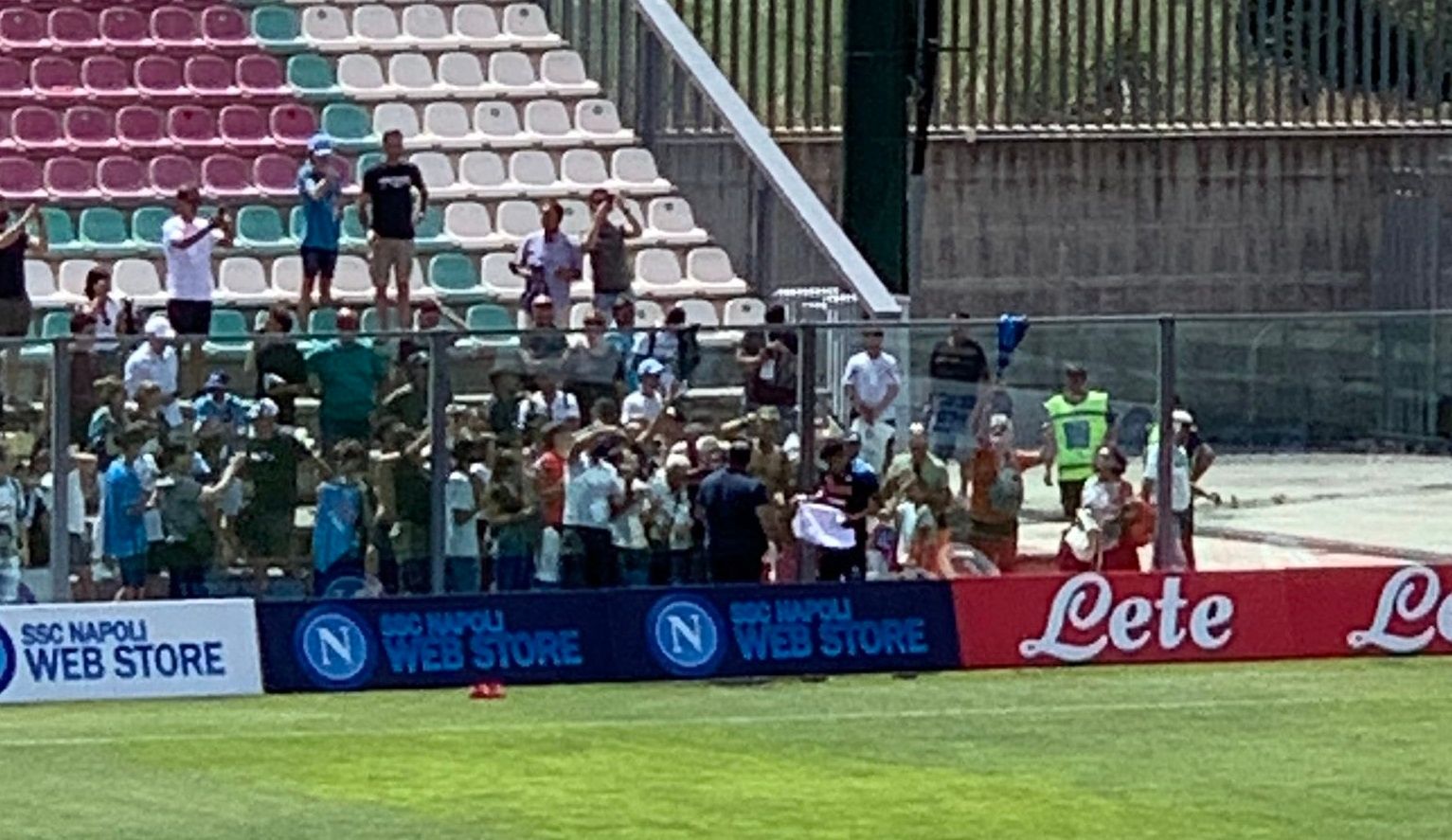 김민재 사인 공세