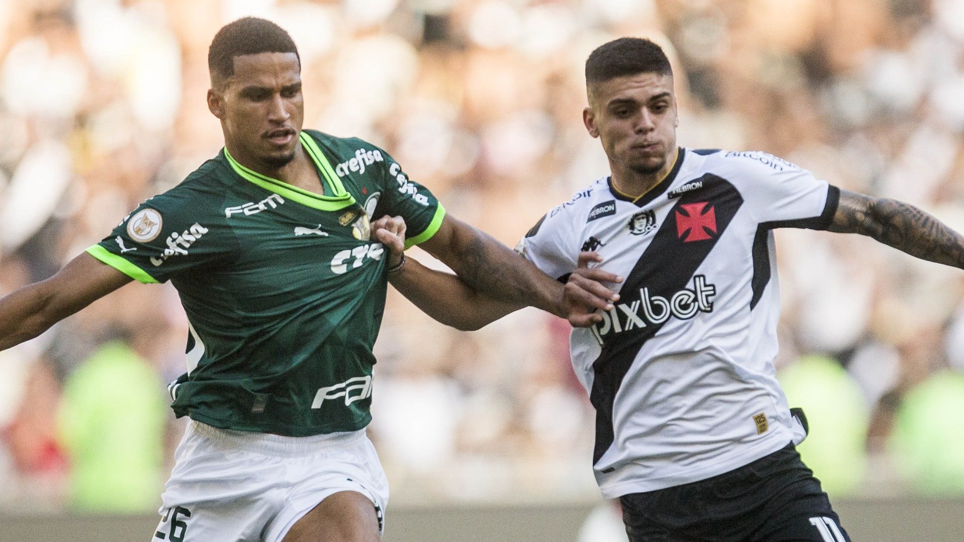 Murilo, do Palmeiras, e Gabriel Pec, do Vasco, em disputa no duelo pelo Brasileirão 2023