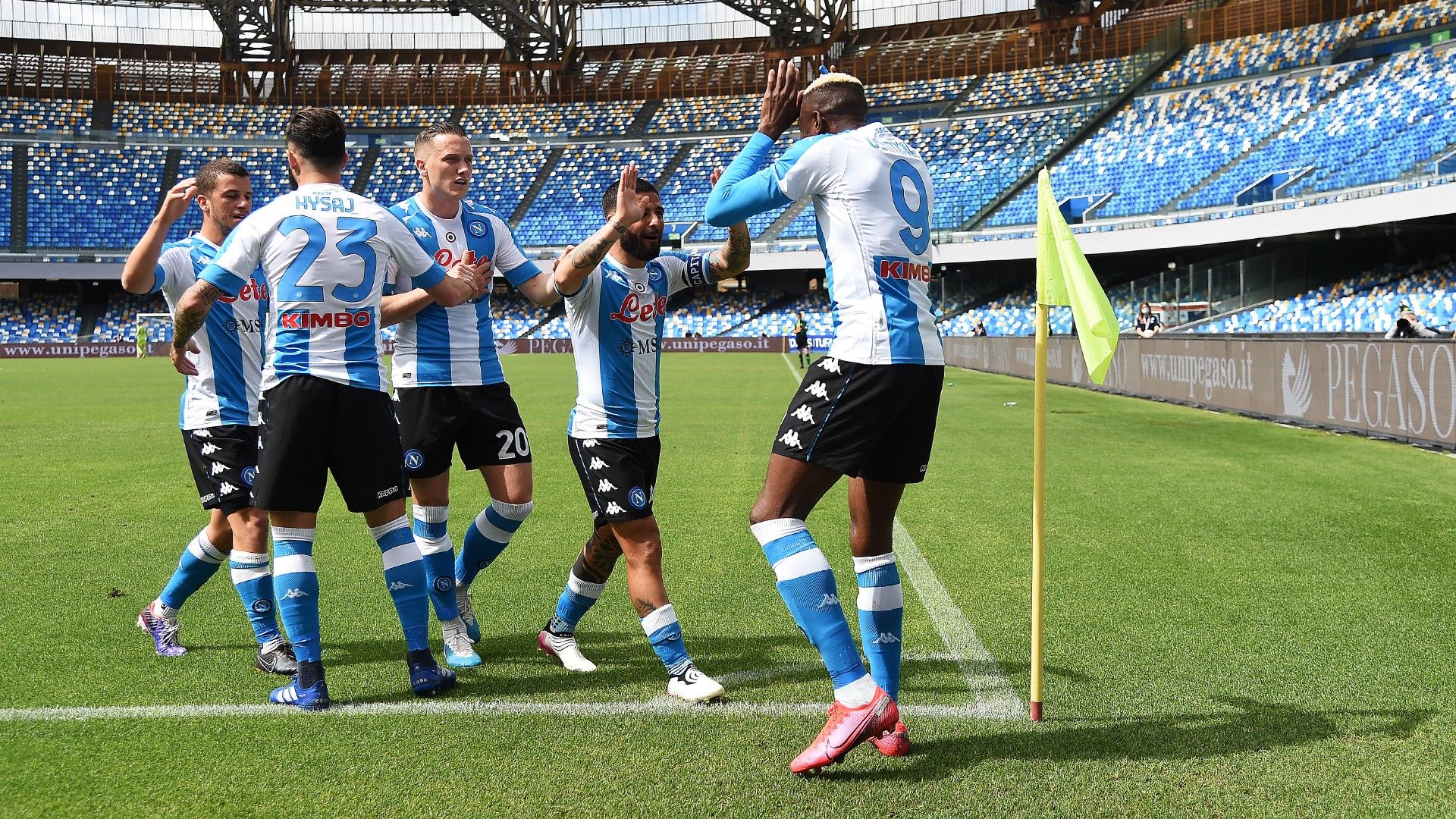 Napoli celebrating Cagliari