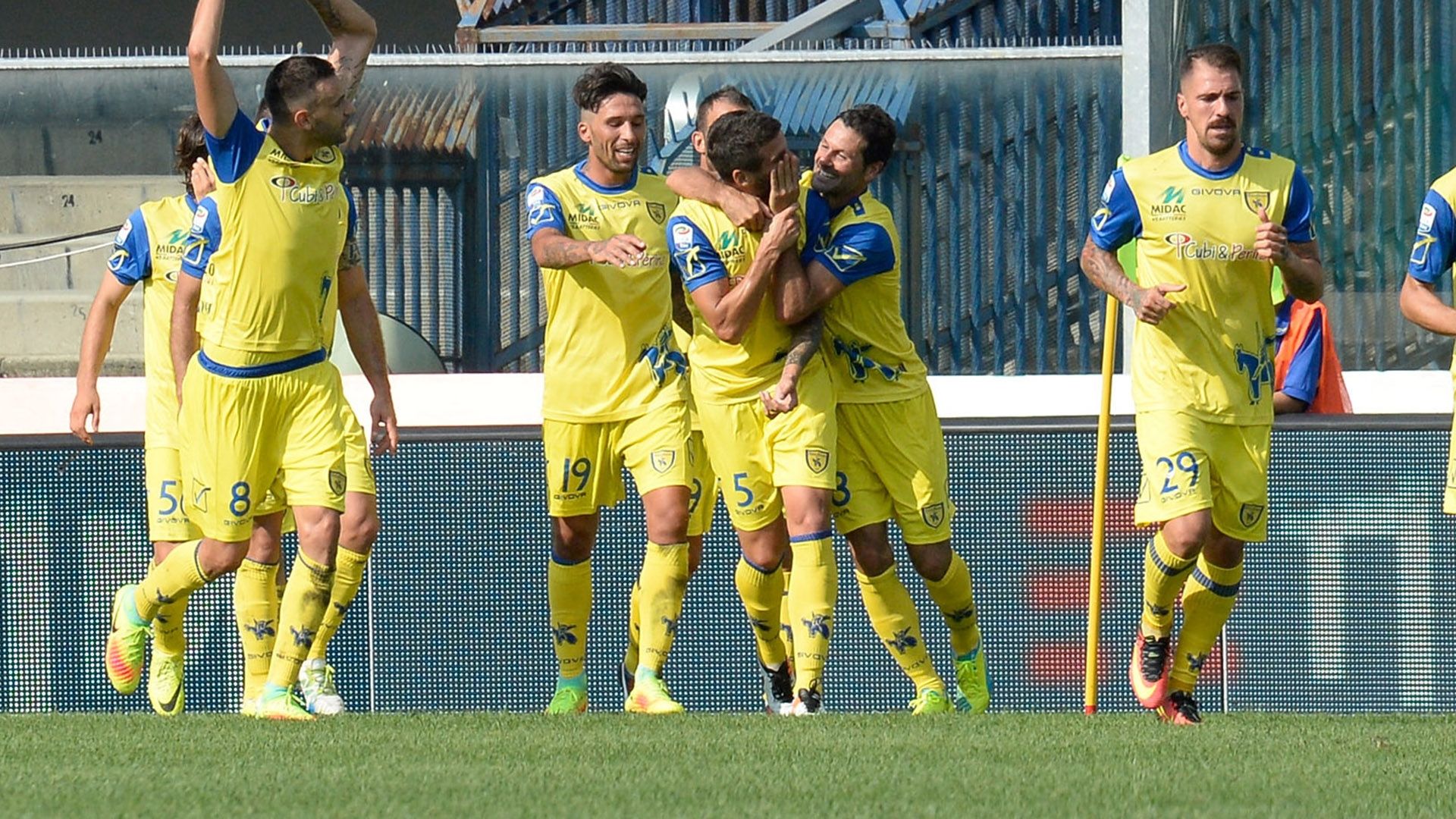 Chievo celebrating vs Lazio