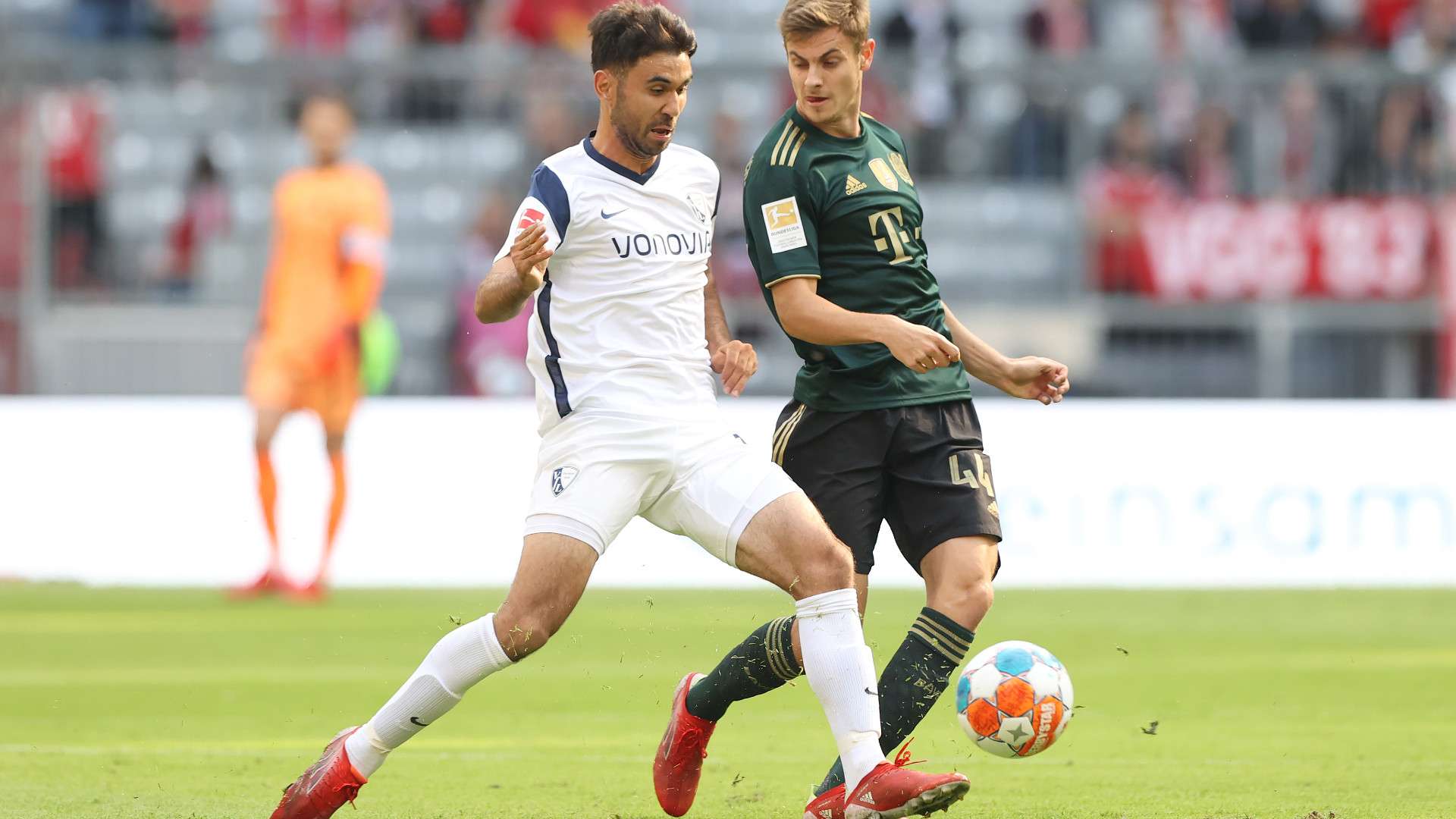 GERRIT HOLTMANN BOCHUM JOSIP STANISIC BAYERN MÜNCHEN BUNDESLIGA 18092021