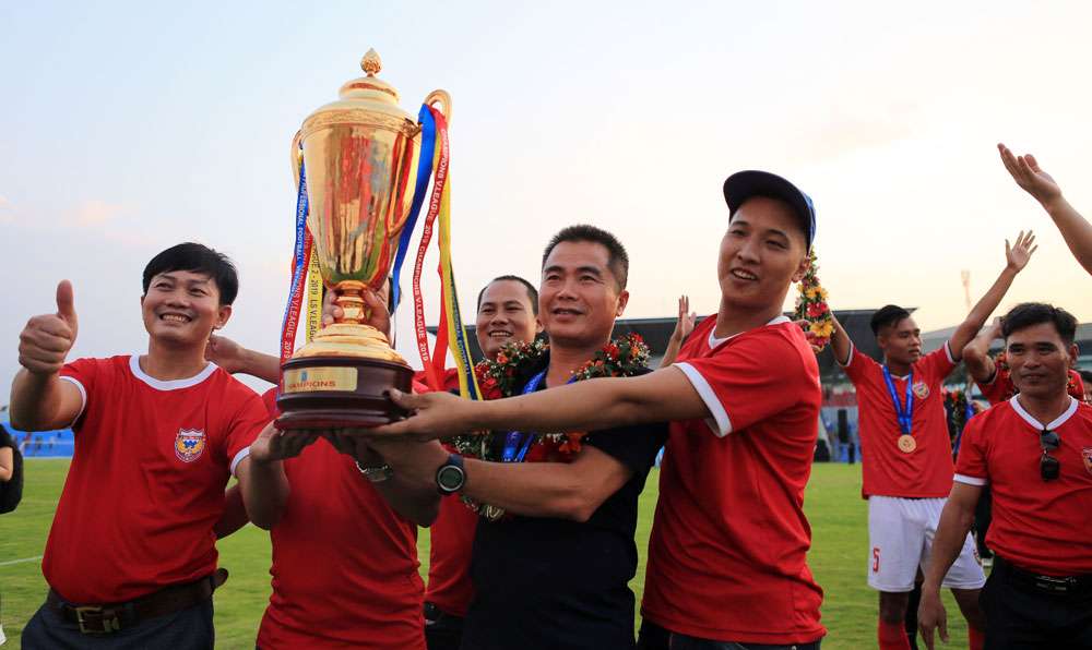 Coach Pham Minh Duc Ha Tinh FC won First Division 2019 title. Lê Tấn Tài. Hồng Lĩnh Hà Tĩnh. HLV Phạm Minh Đức. Hồng Lĩnh Hà Tĩnh chiêu mộ Lê Tấn Tài. Chuyển nhượng Hà Tĩnh. Chuyển nhượng. Chuyển nhượng V.League. Lịch thi đấu V.League. Virus corona. V.League bị hoãn vì virus corona. Kết quả V.League. V.League. Trực tiếp V.League. Trực tiếp Hồng Lĩnh Hà Tĩnh. Kết quả bóng đá. Bóng đá. Xem bóng đá. Trực tiếp bóng đá hôm nay.