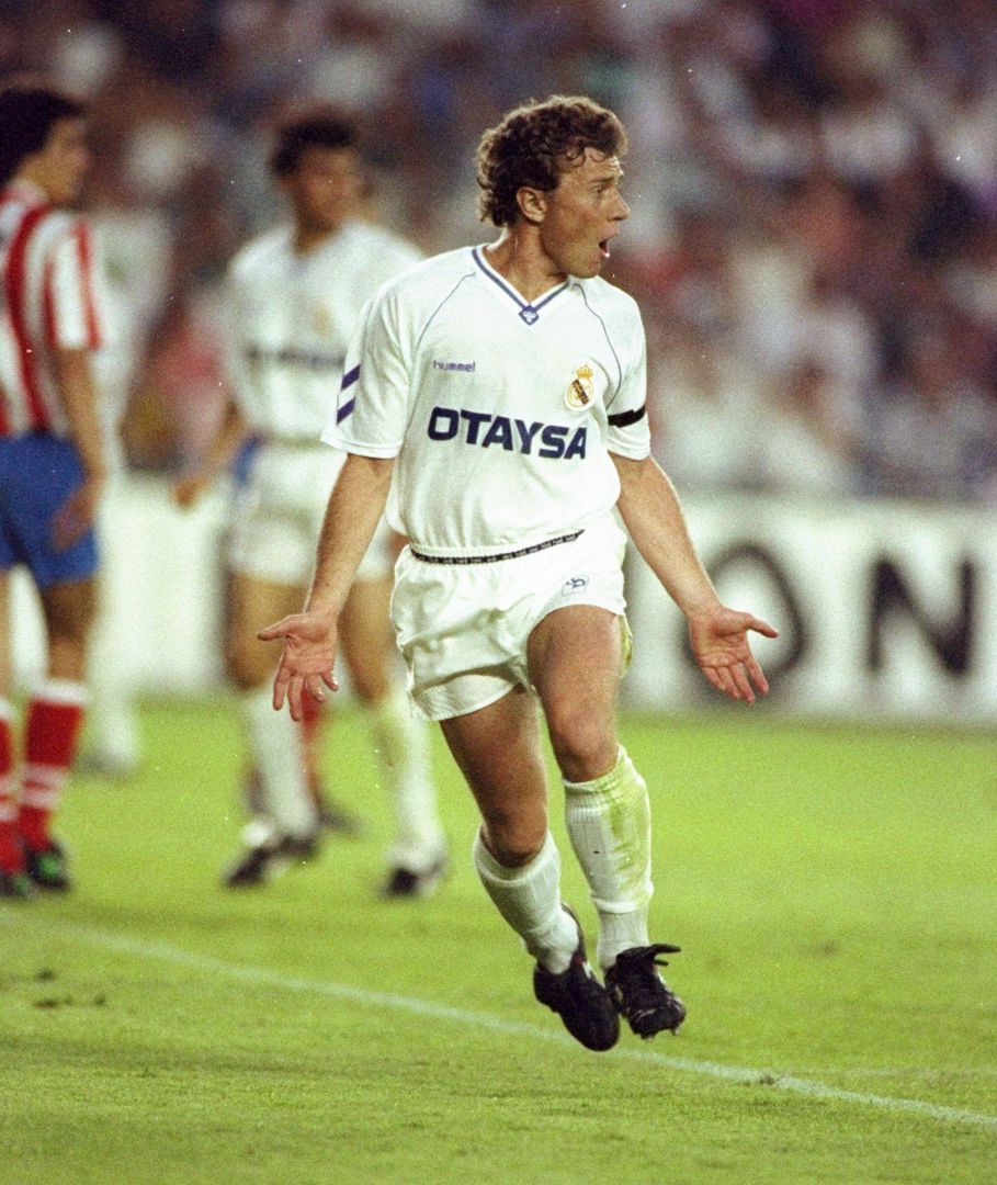 Butragueño celebra un gol