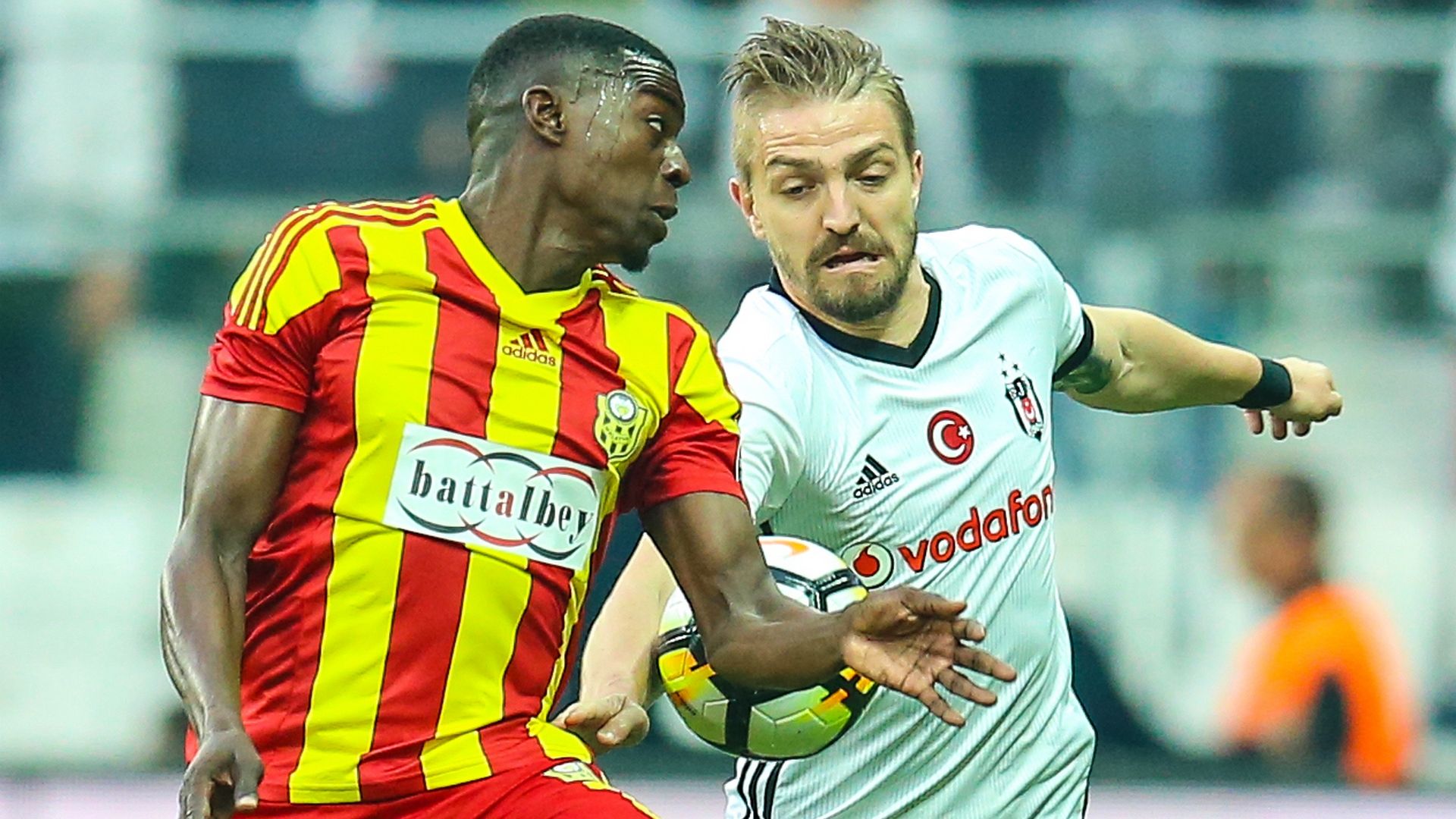 Caner Erkin Besiktas Yeni Malatyaspor STSL 04222018