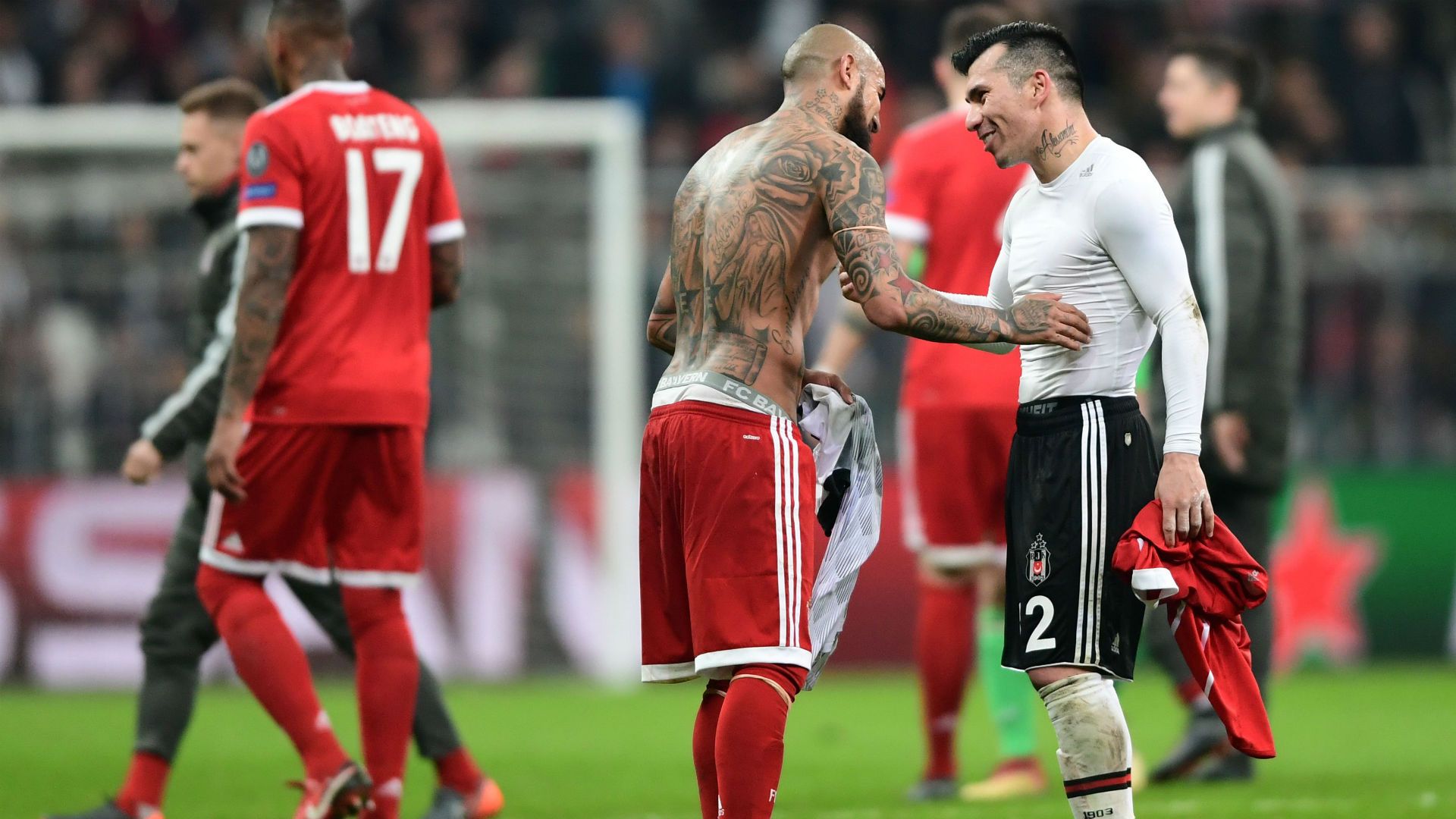 Arturo Vidal y Gary Medel. Besiktas Bayern 14032018
