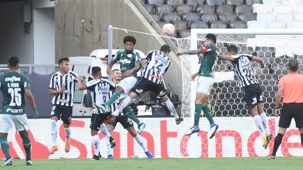 Palmeiras e Santos brigam pela bola no Maracanã