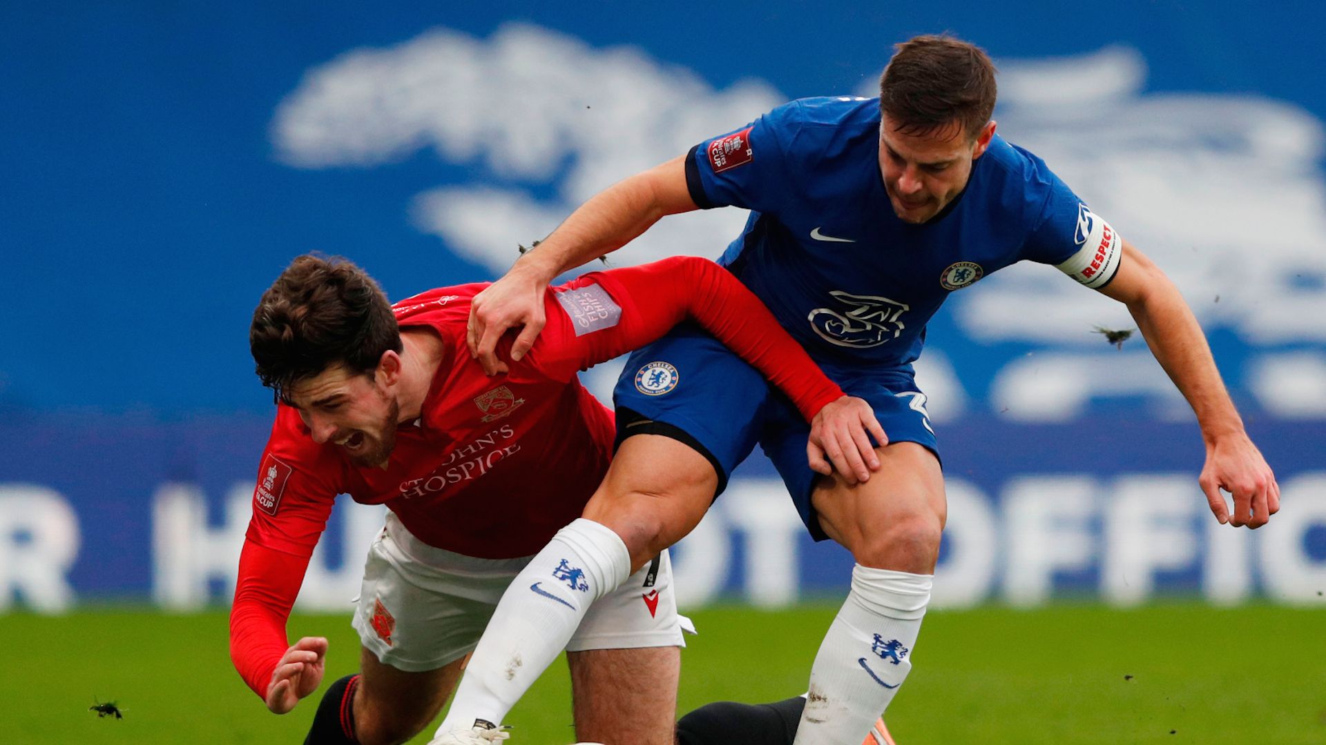 César Azpilicueta pelea un balón en el partido de la FA Cup