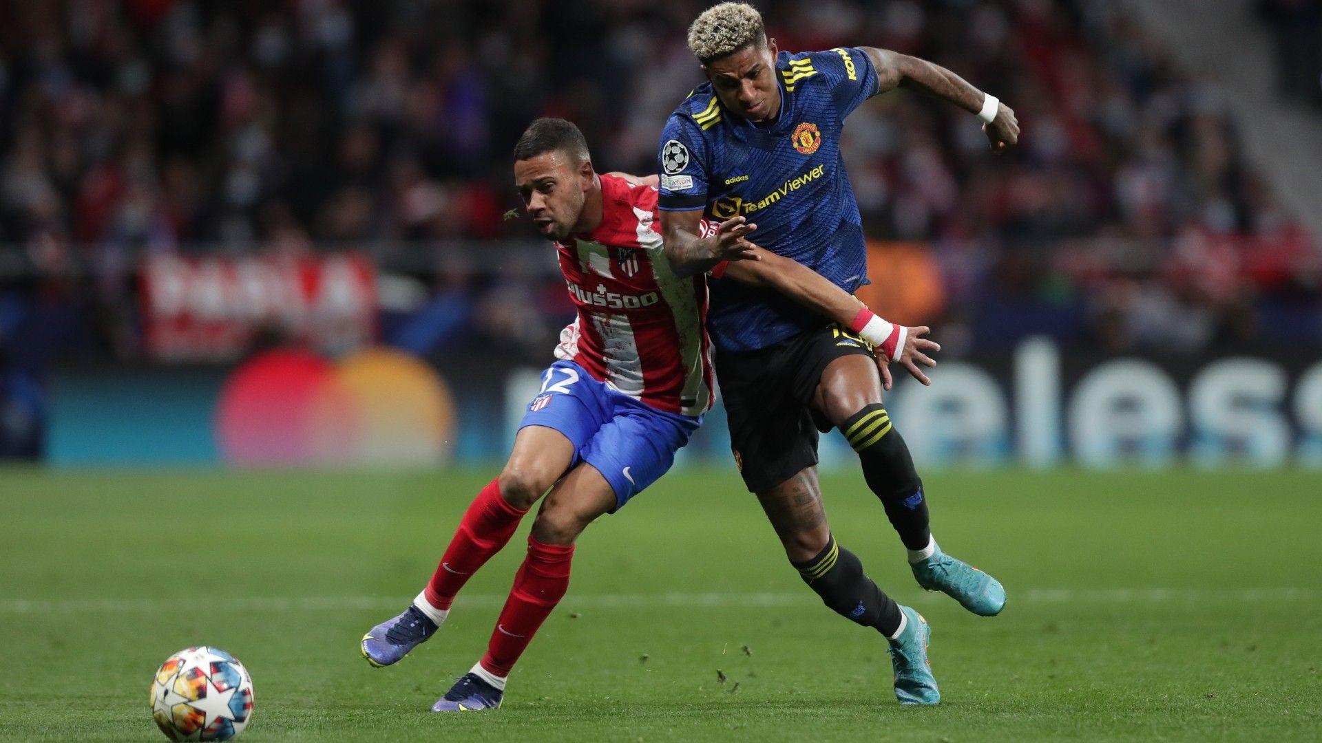 Renan Lodi (L) of Atletico de Madrid competes for the ball with Marcus Rashford (R) of Manchester United