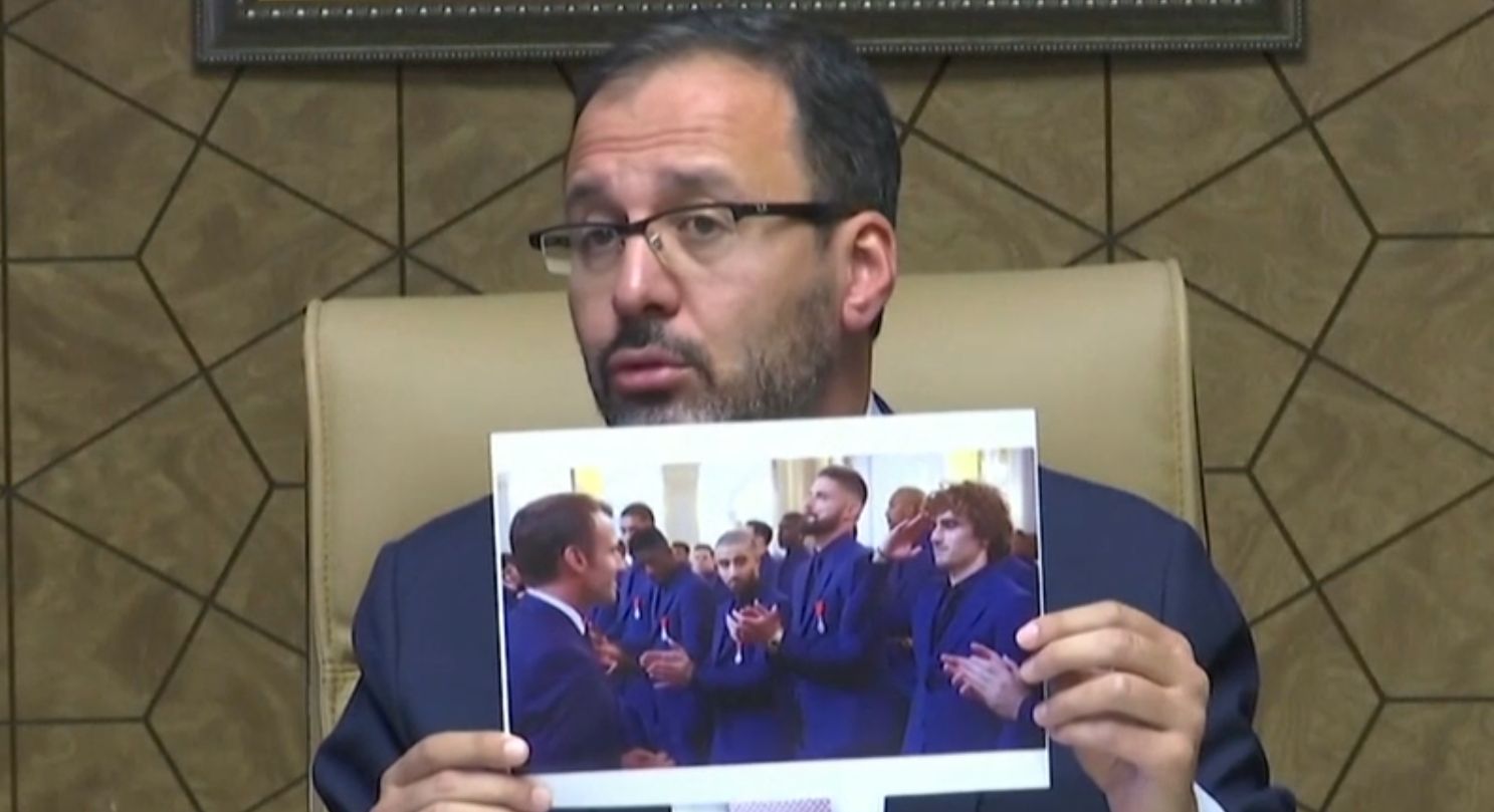 Turkey sports secretary Mehmet Kasapoglu Antoine Griezmann foto