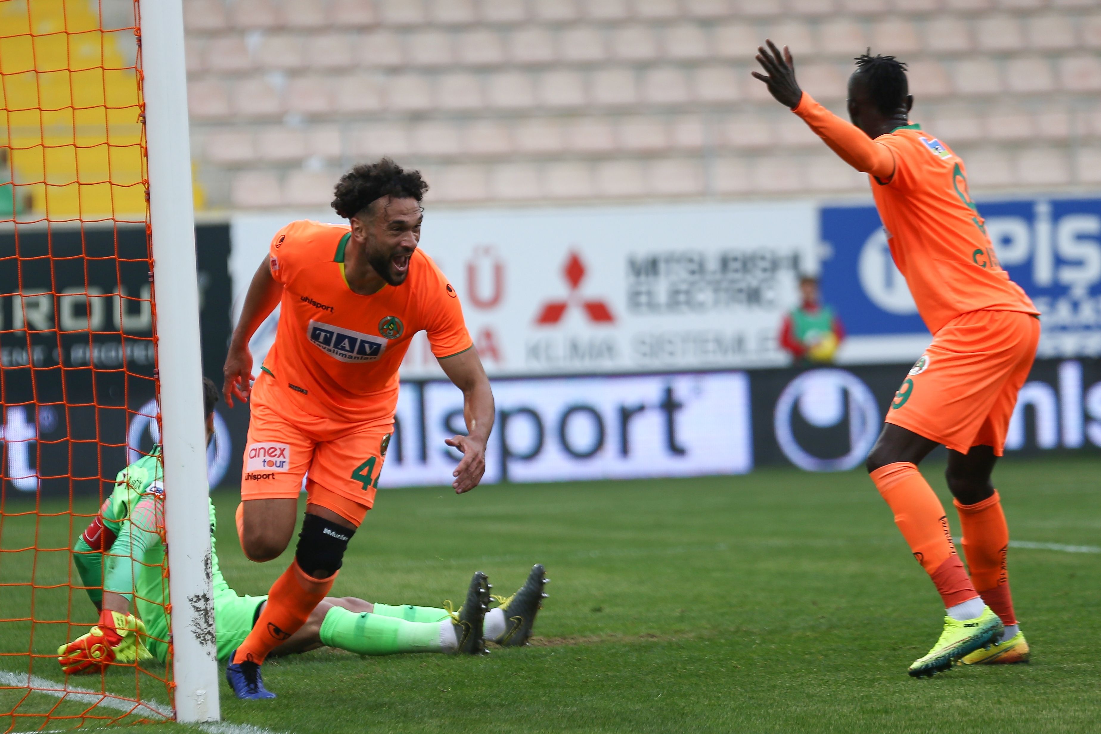 Steven Caulker Alanyaspor v Gaziantepspor 03142020