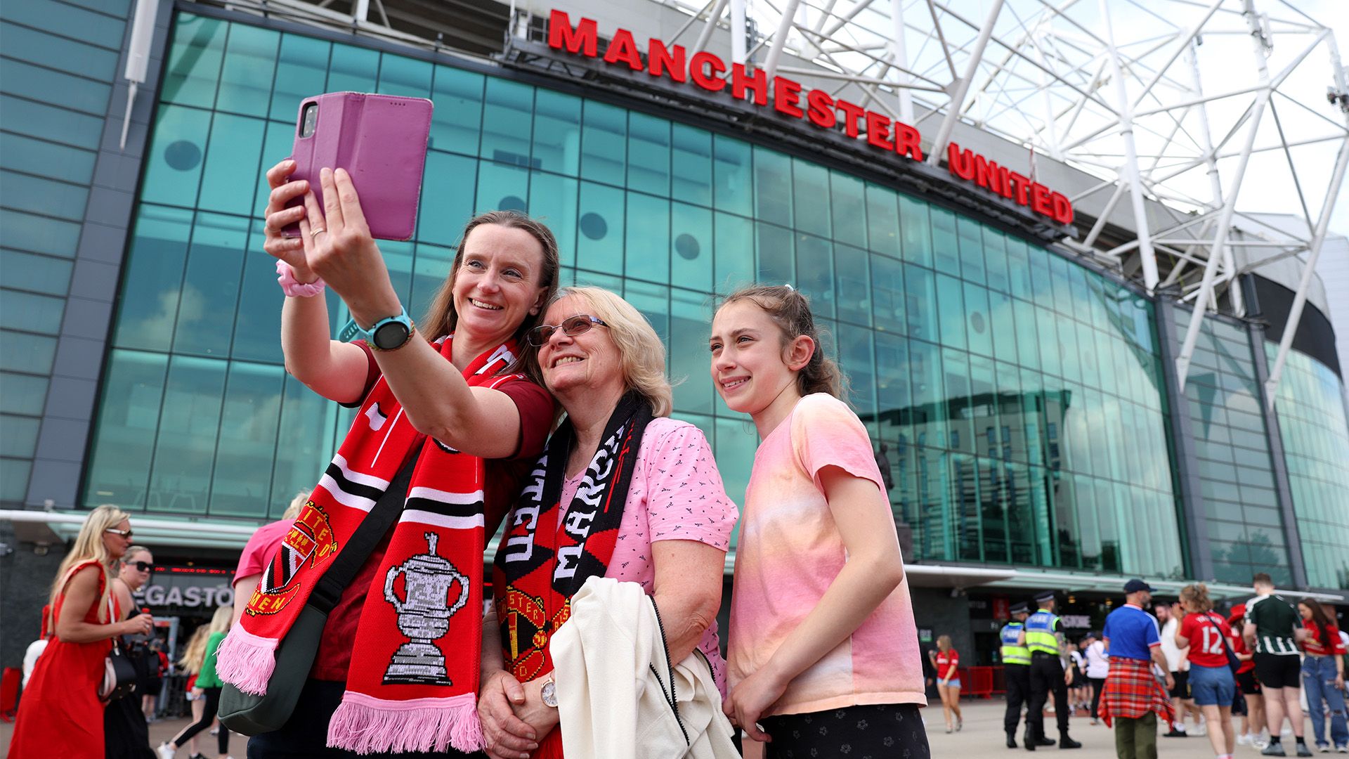 Manhchester United fans outside stadium