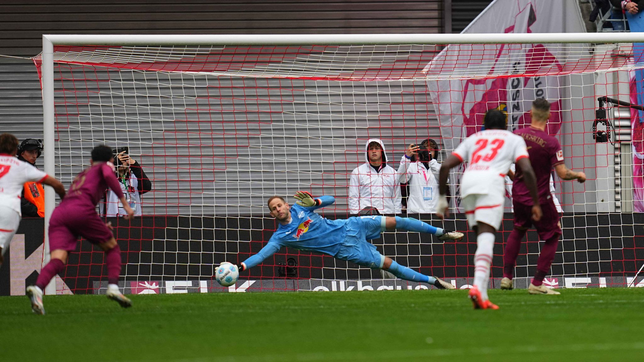 Péter Gulácsi Leipzig v Augsburg