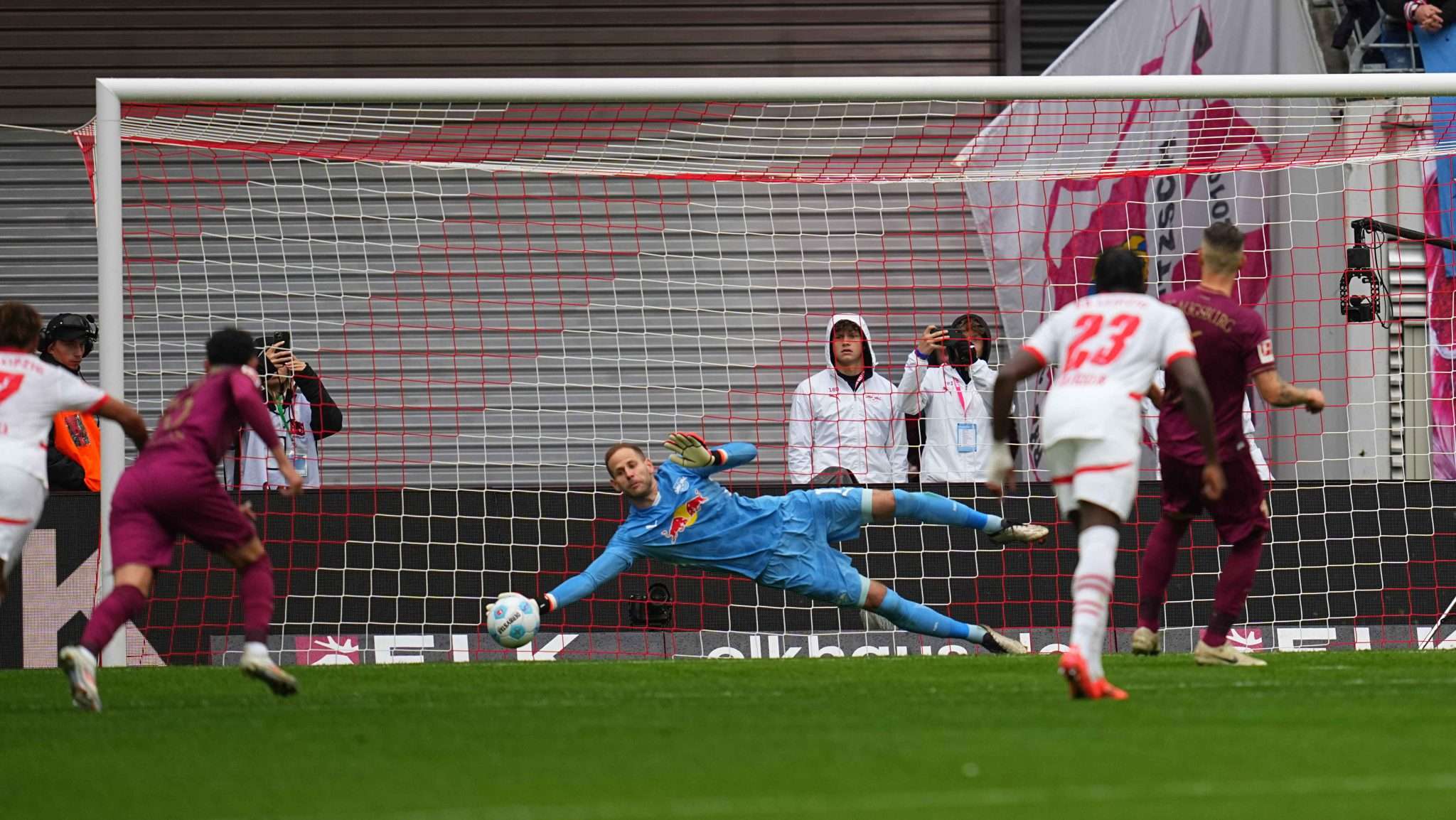 Péter Gulácsi Leipzig v Augsburg