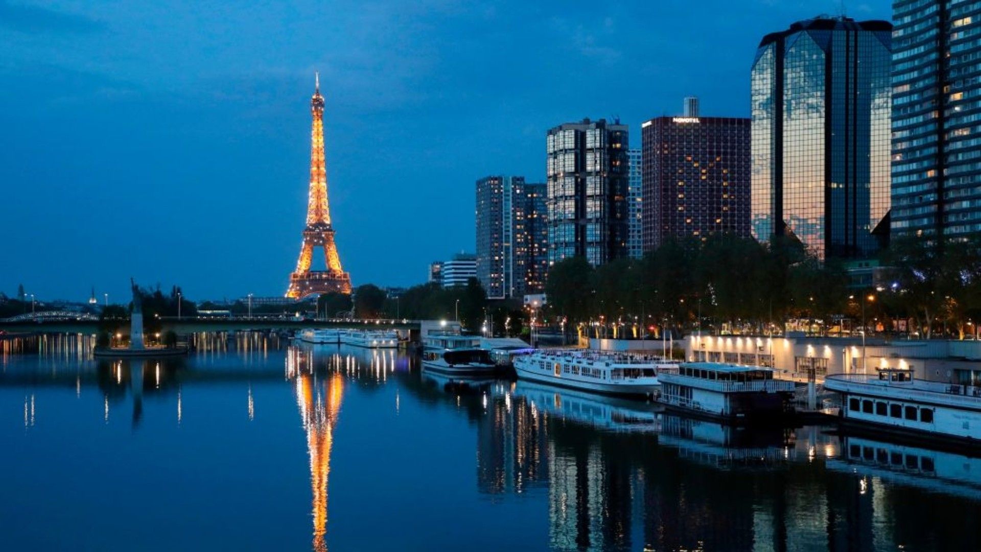 la torre eiffel iluminada de noche