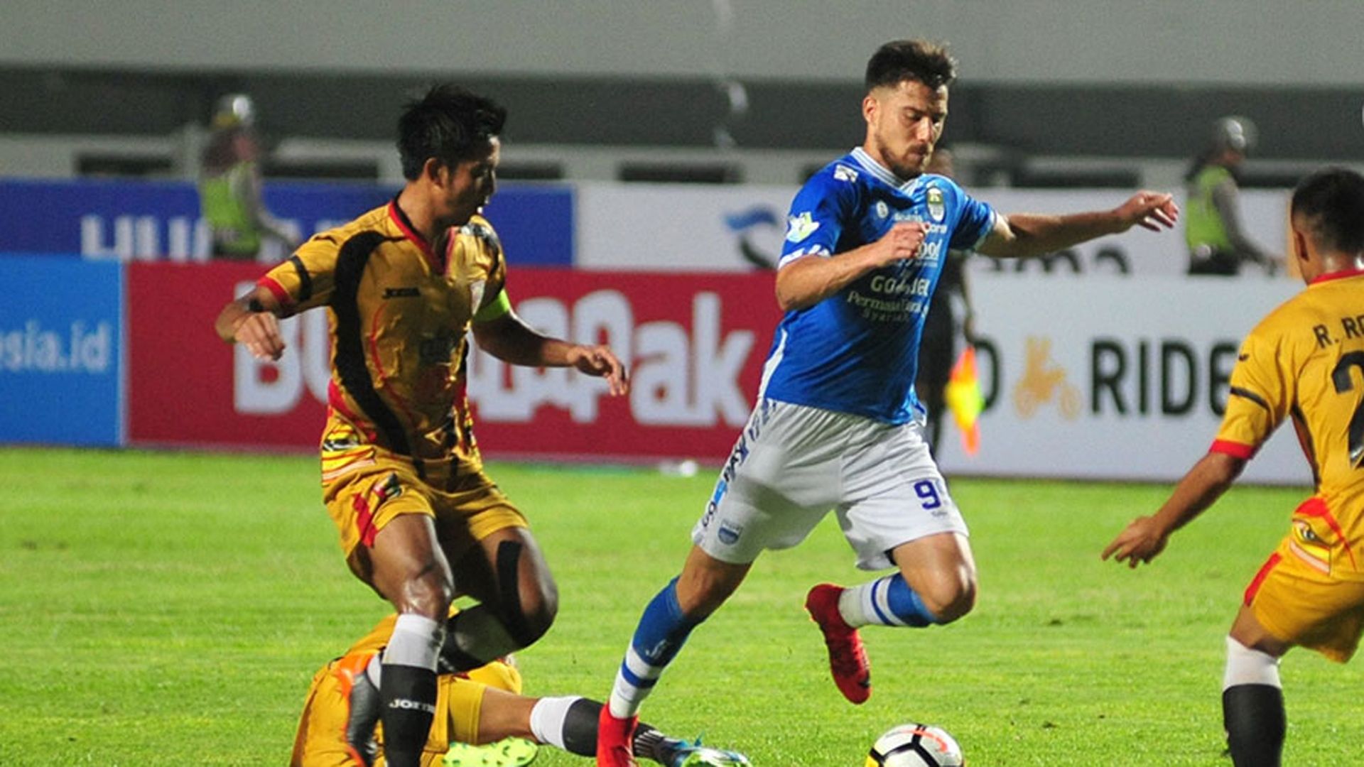 Jonathan Bauman - Persib Bandung & Bayu Pradana - Mitra Kukar