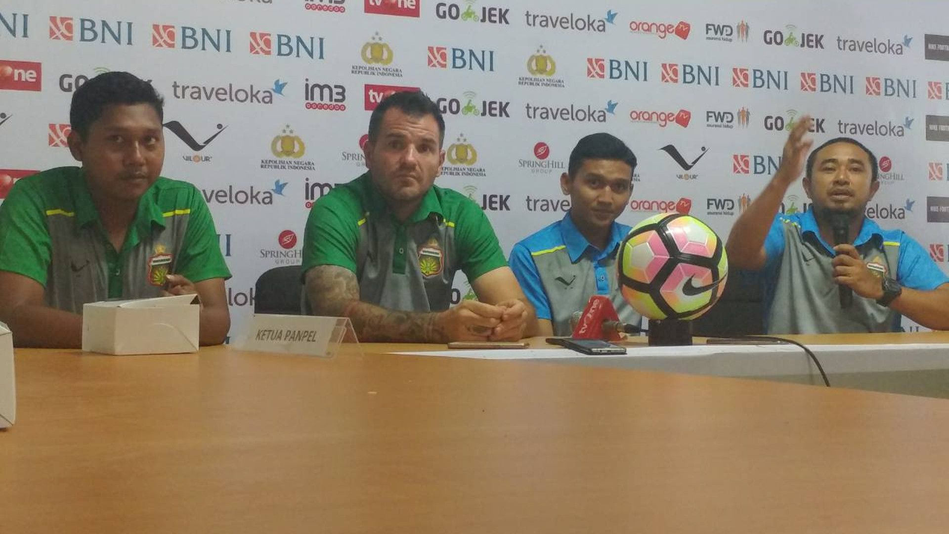 Simon McMenemy - Konferensi Pers Bhayangkara FC