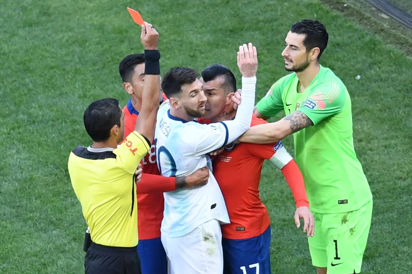 Messi é expulso contra o Chile