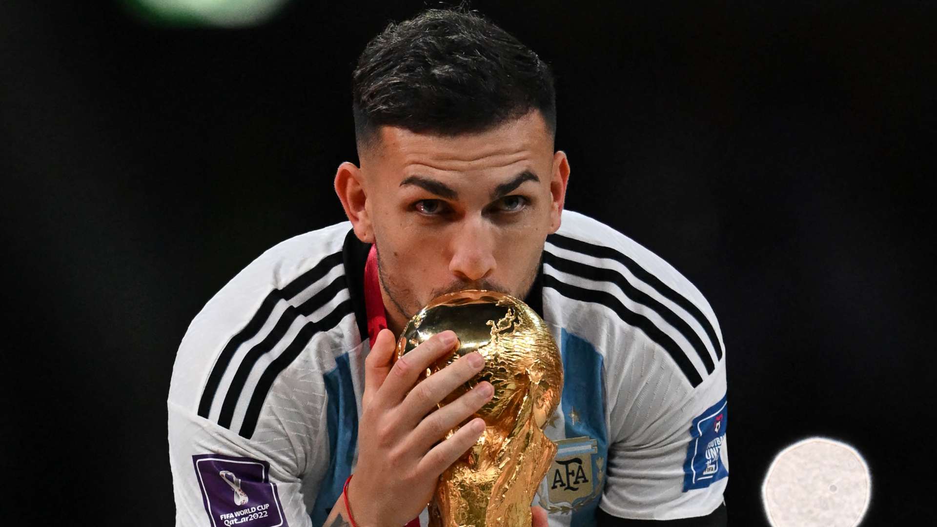 Leandro Paredes World Cup trophy 2022 Argentina