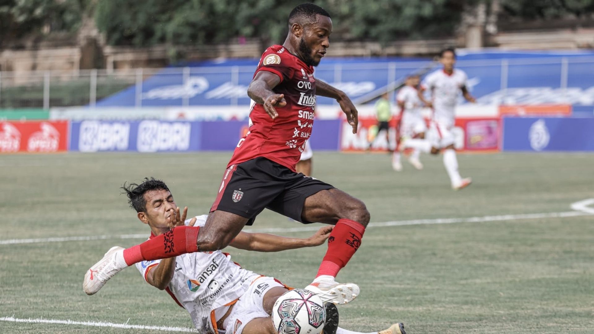 Privat Mbarga - Leo Guntara - Bali United vs Borneo