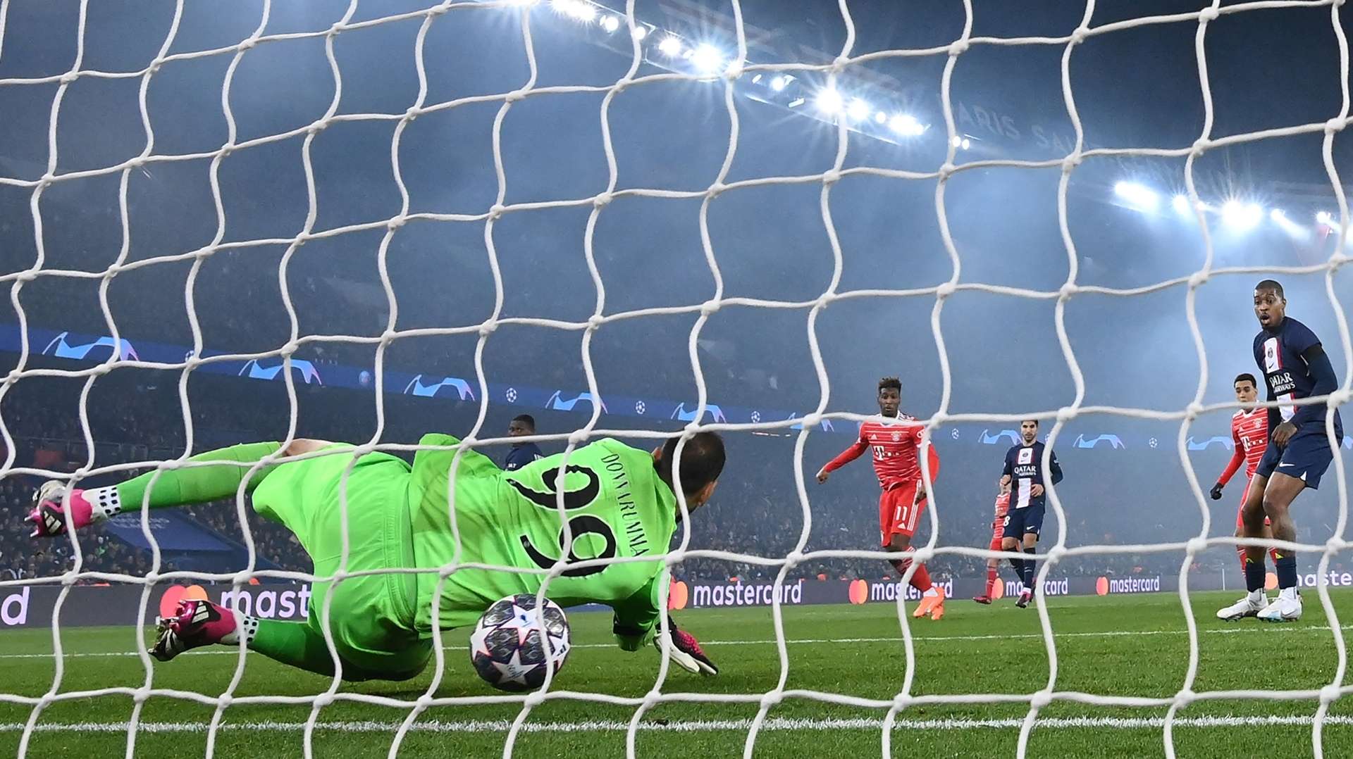 Gianluigi Donnarumma PSG Bayern Champions League 14022023