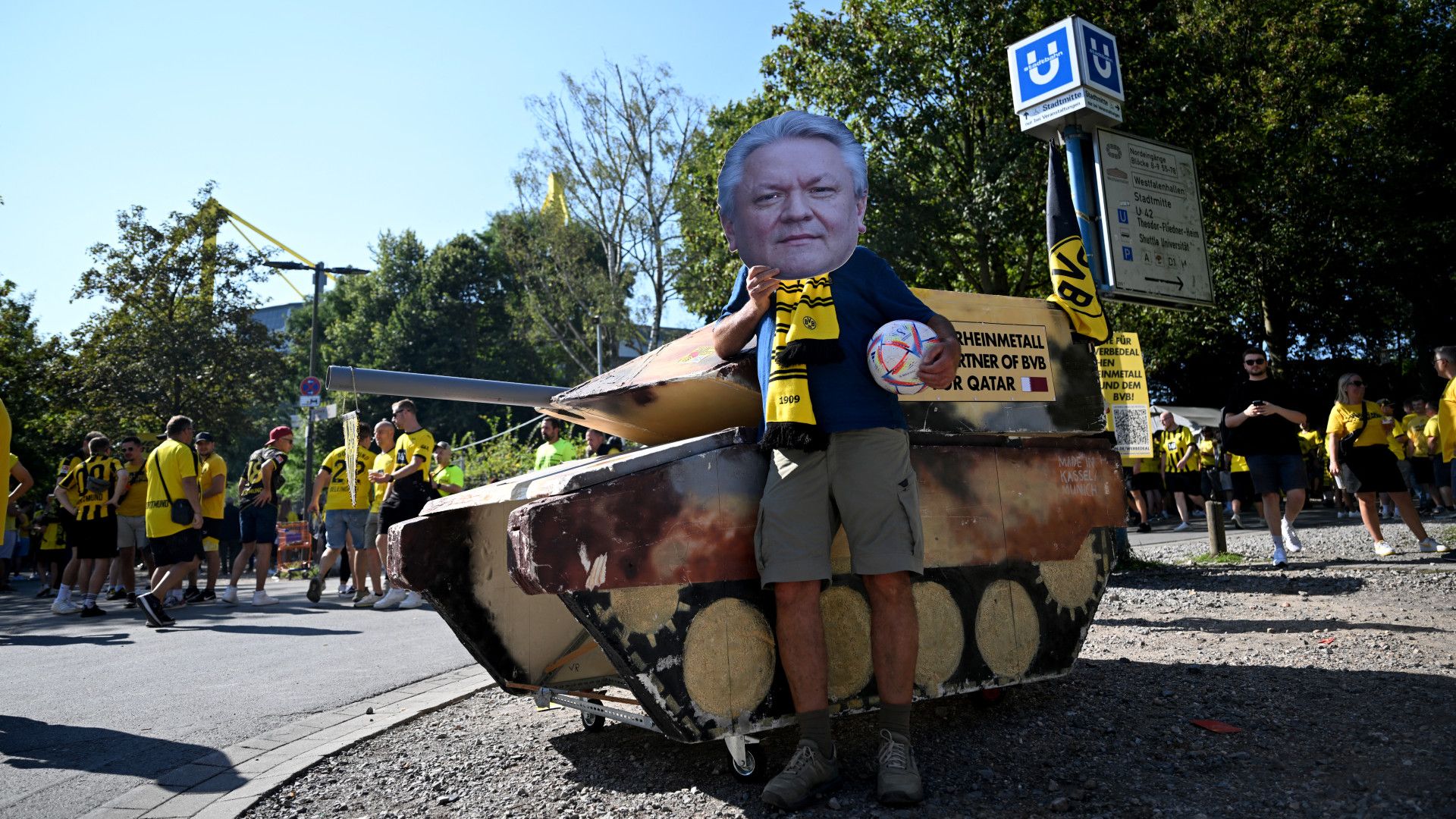 Kreativer Protest der BVB-Fans gegen Rheinmetall