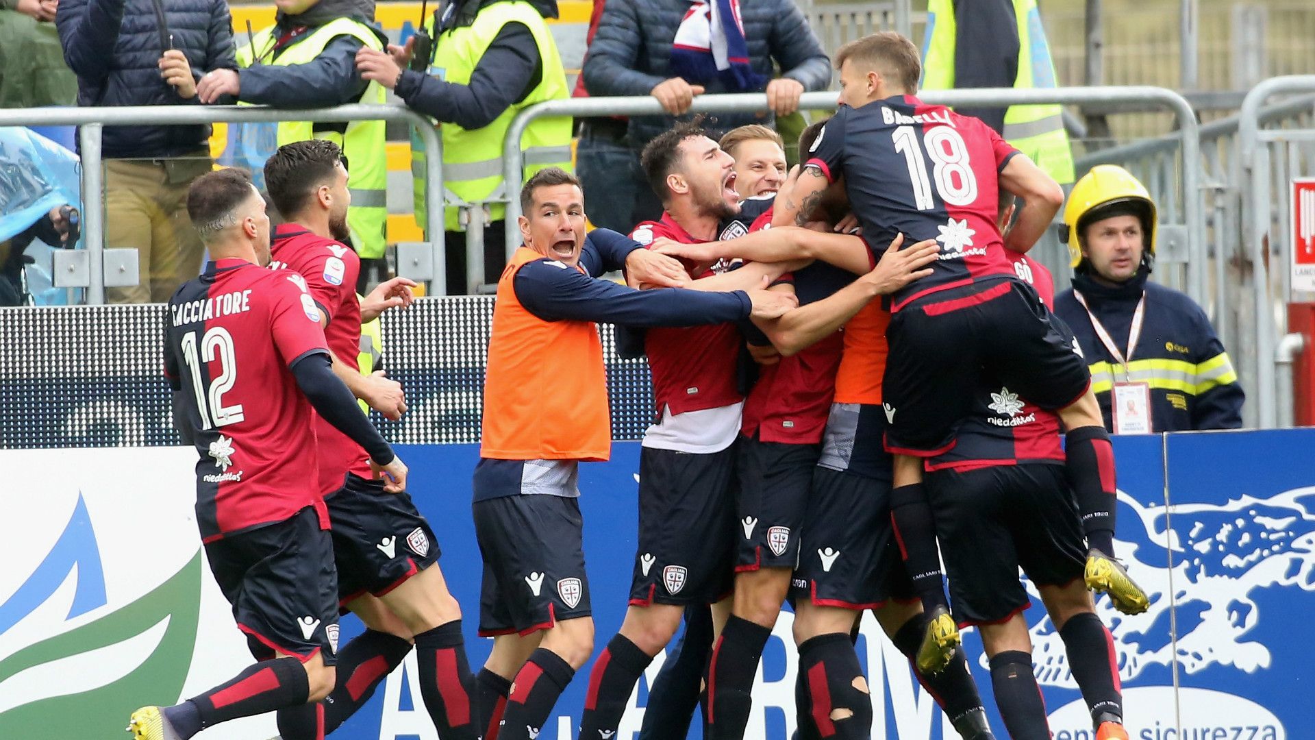 Cagliari celebrating SPAL Serie A