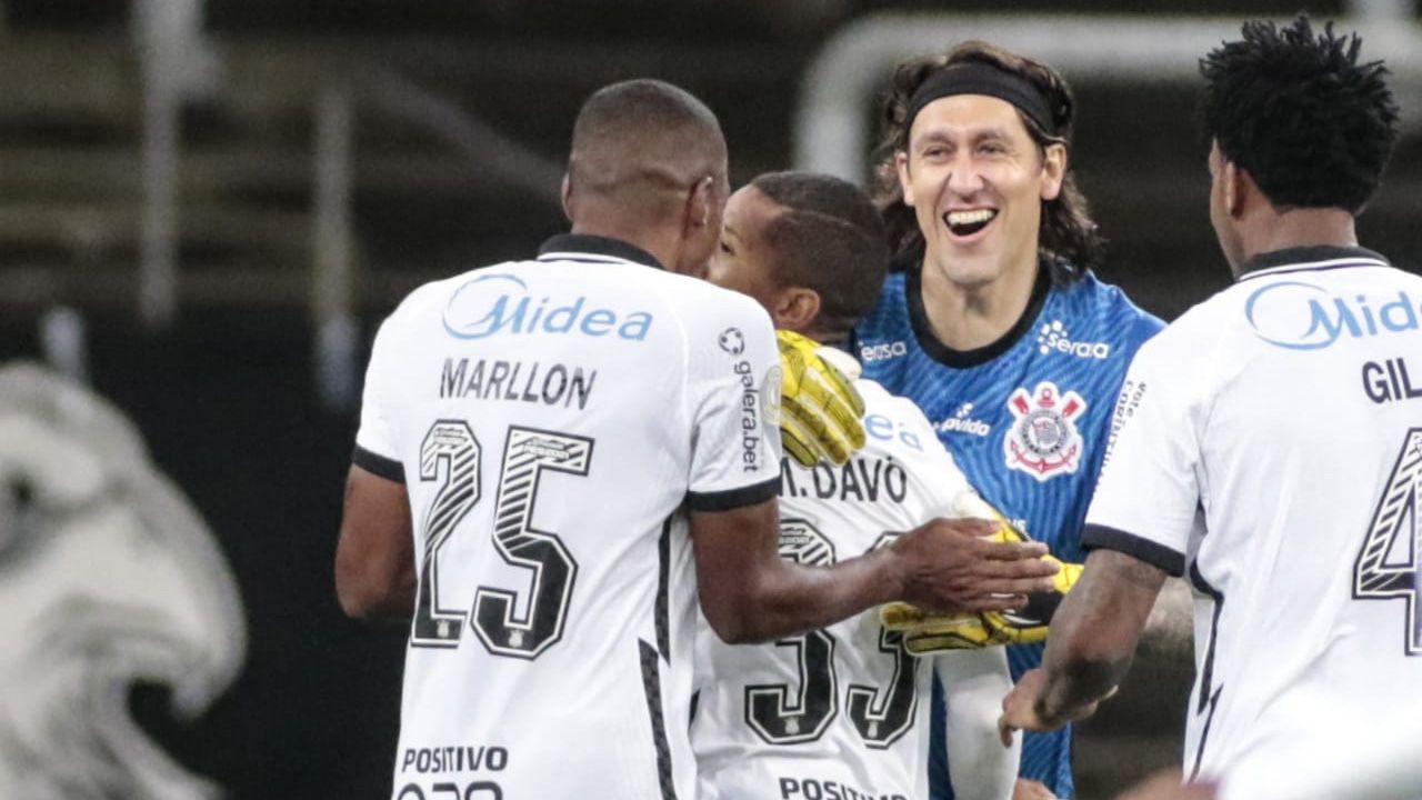 Cássio comemora com Corinthians