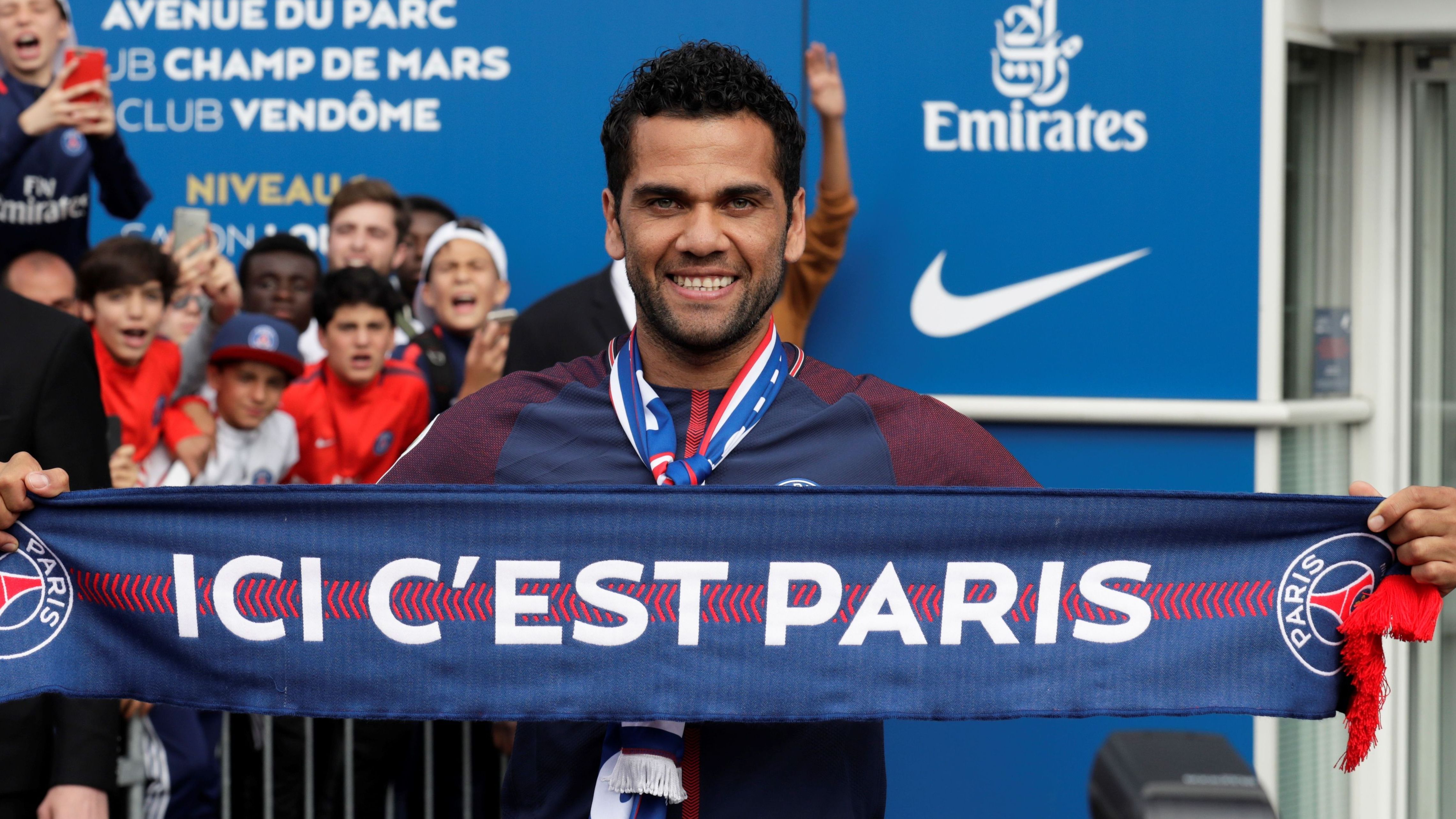 Dani Alves PSG 2017