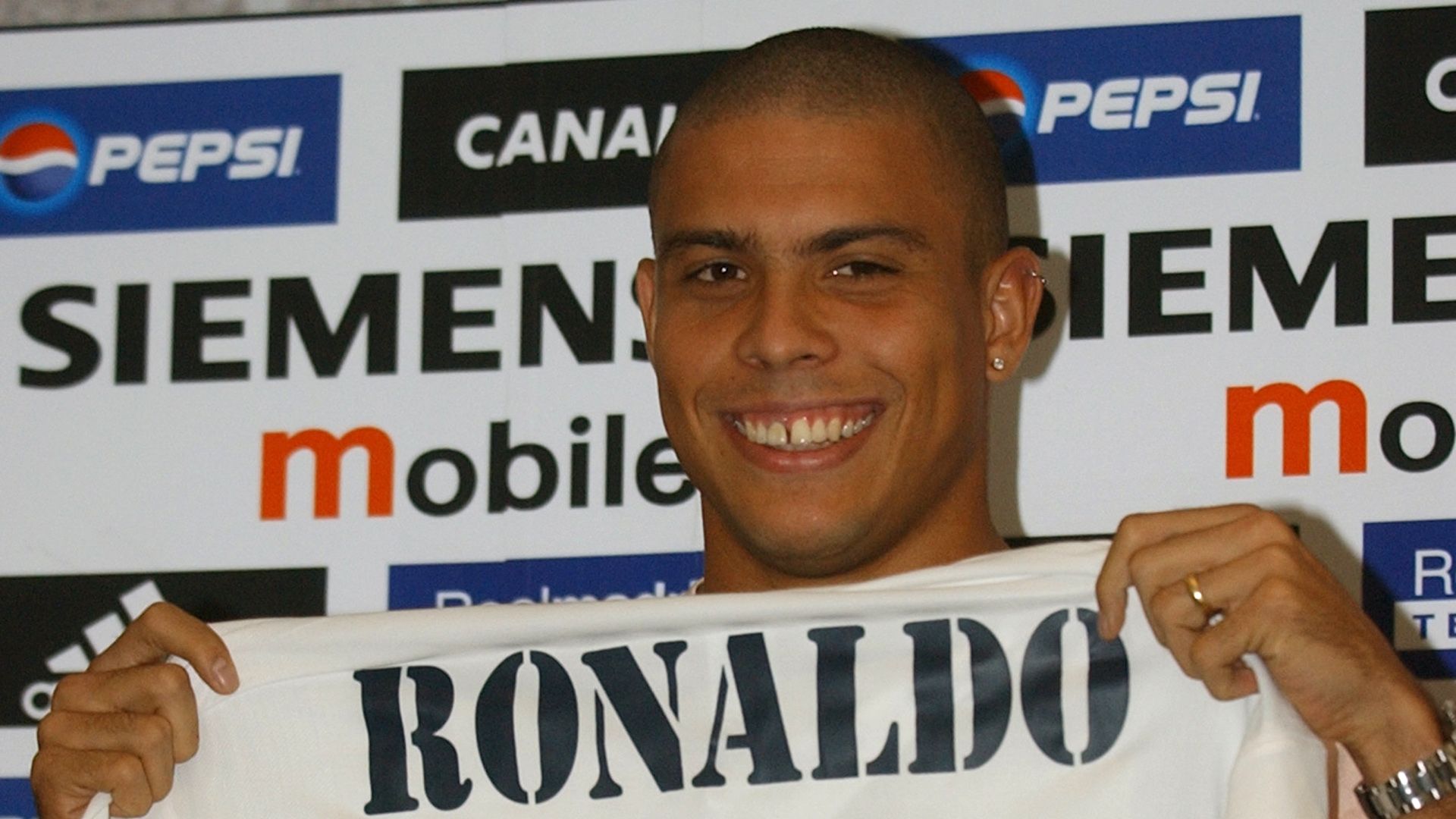 2002 Ronaldo Real Madrid Signs