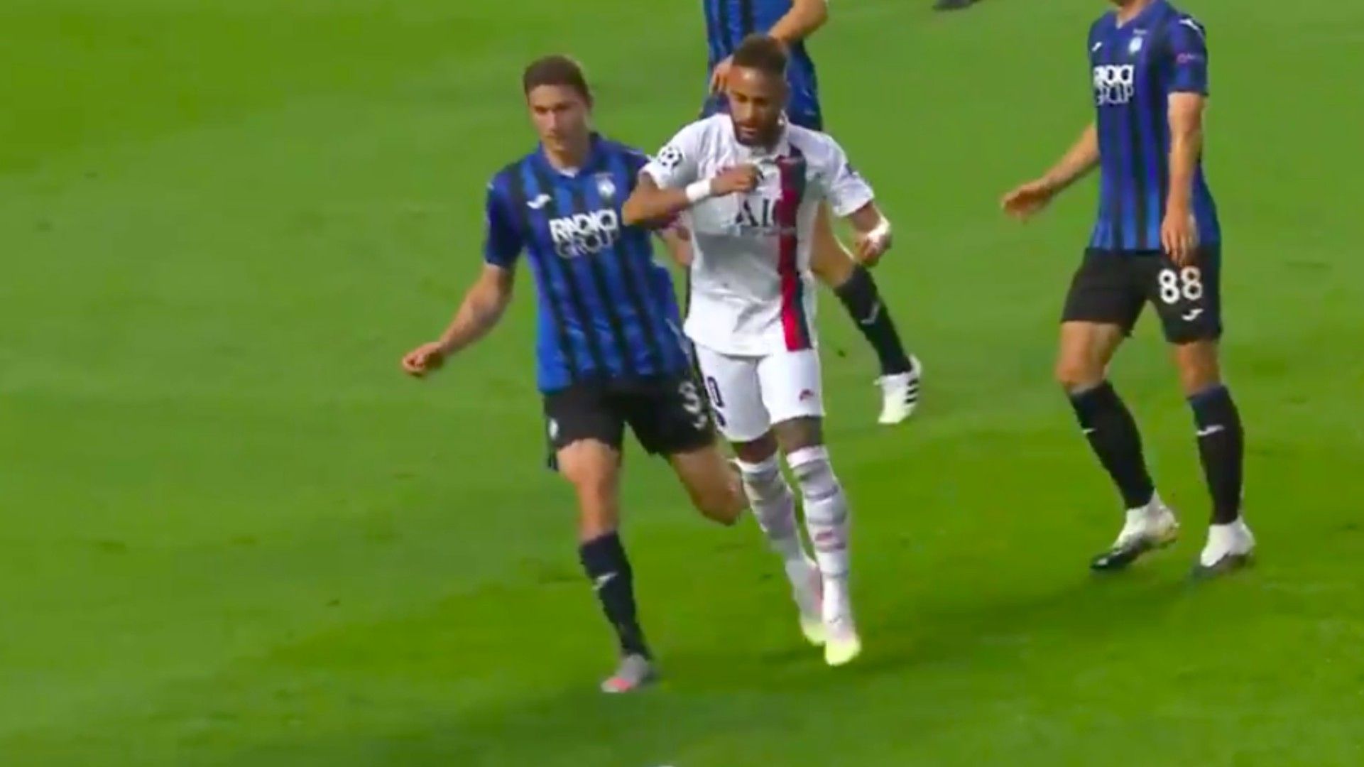 Codazo Neymar Atalanta