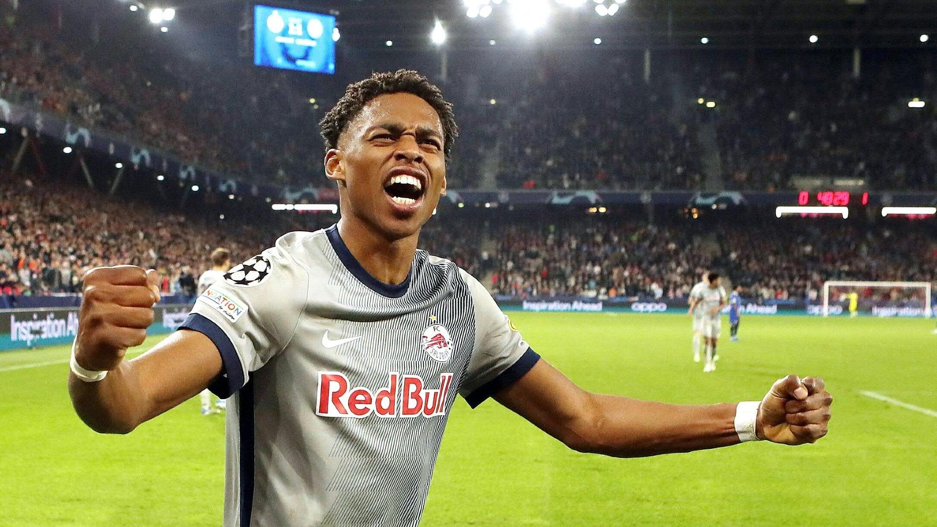 Salzburg's Austrian forward Chikwubuike Adamu (R)