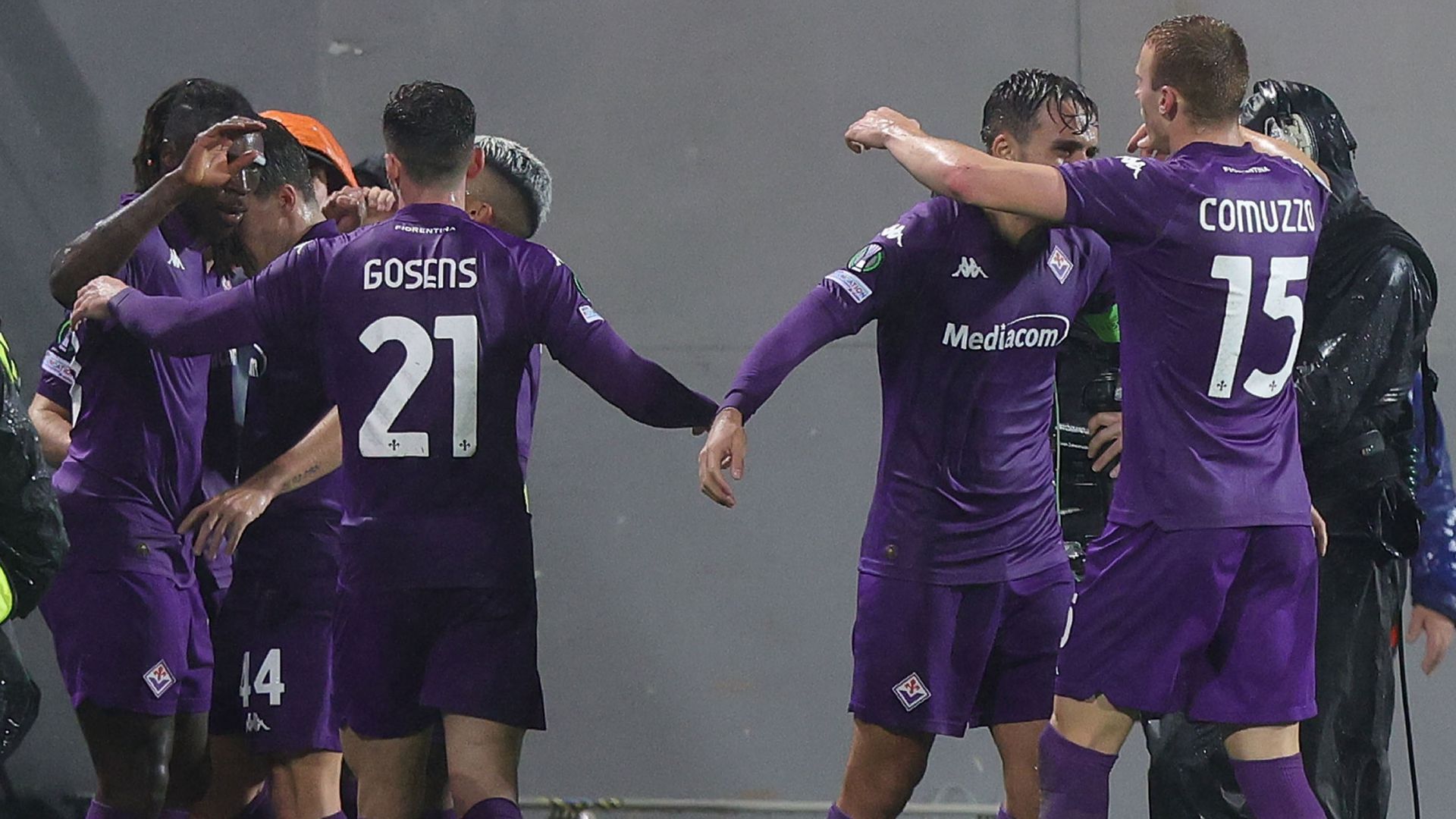 Fiorentina players celebrating Fiorentina Panathinaikos Conference League